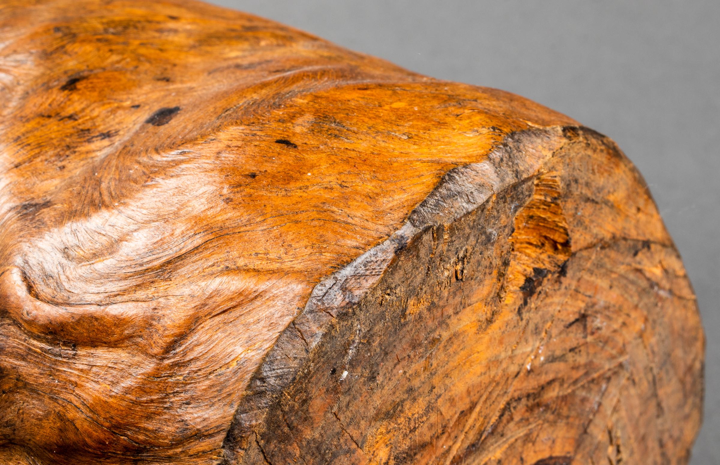 Seau ou récipient primitif en bois de ronce sculpté avec poignée. 
Dimensions : 16.25