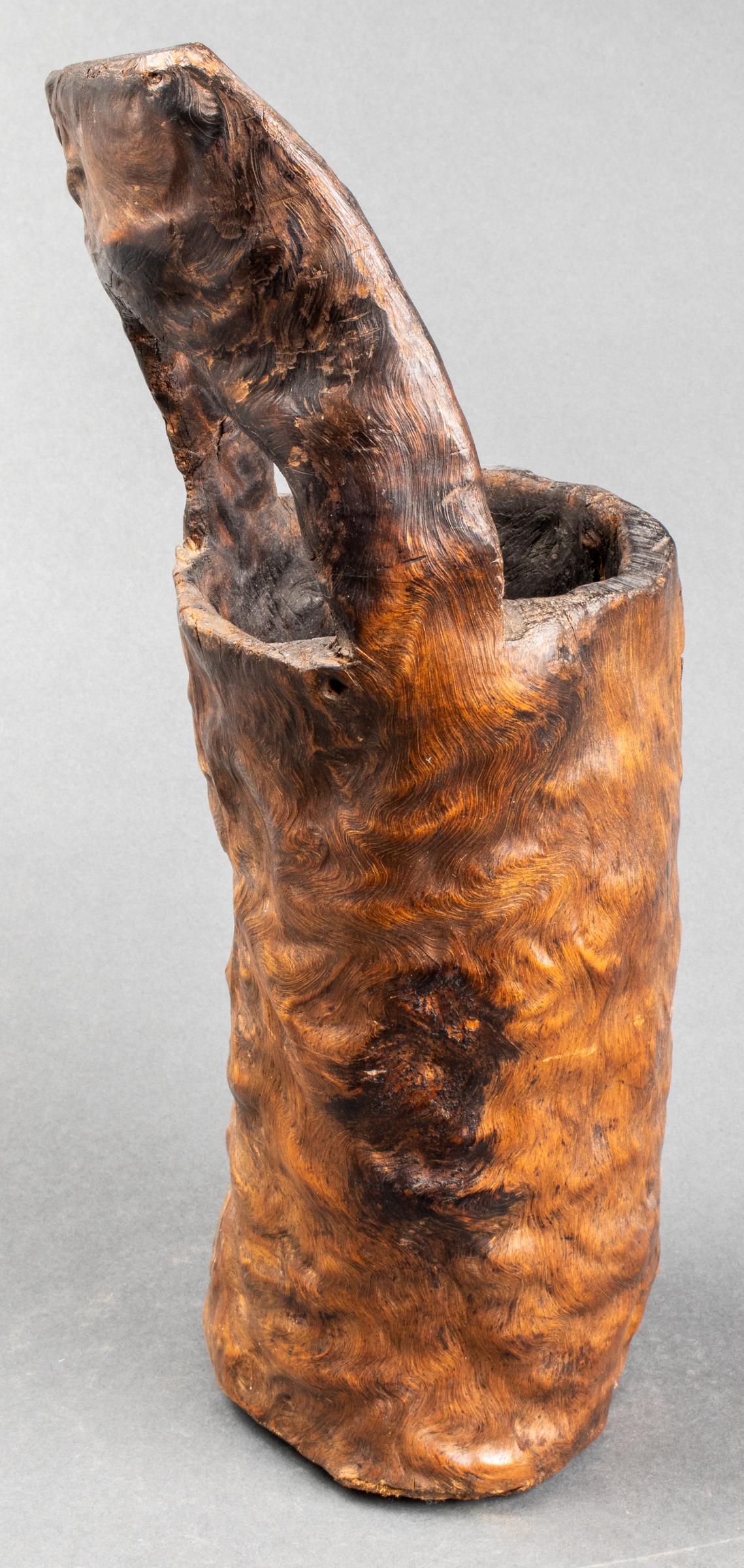 20ième siècle Seau à seau primitif en bois de ronce sculpté en vente