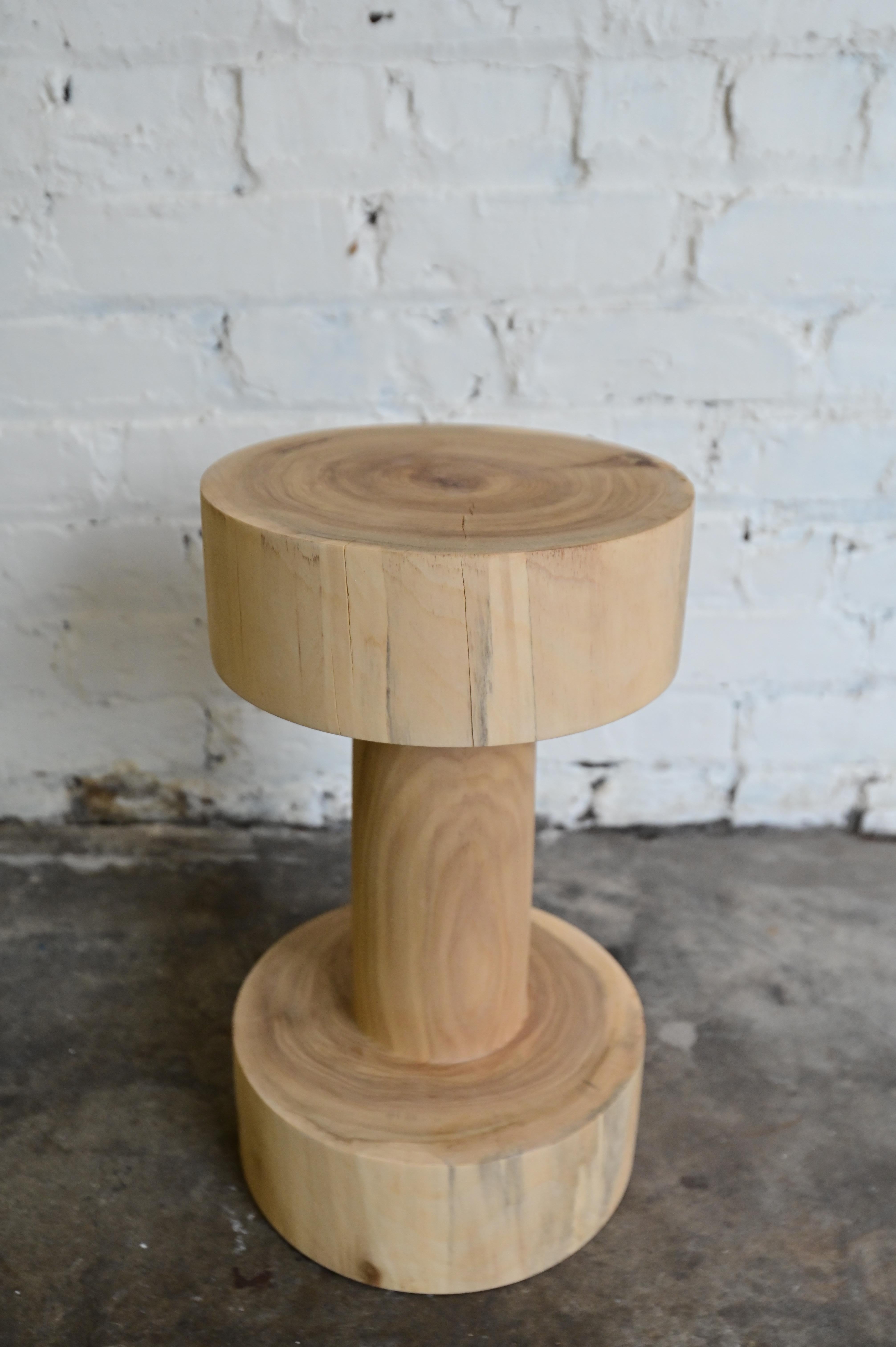 Travail du bois Table d'extrémité sculptée primitive en vente