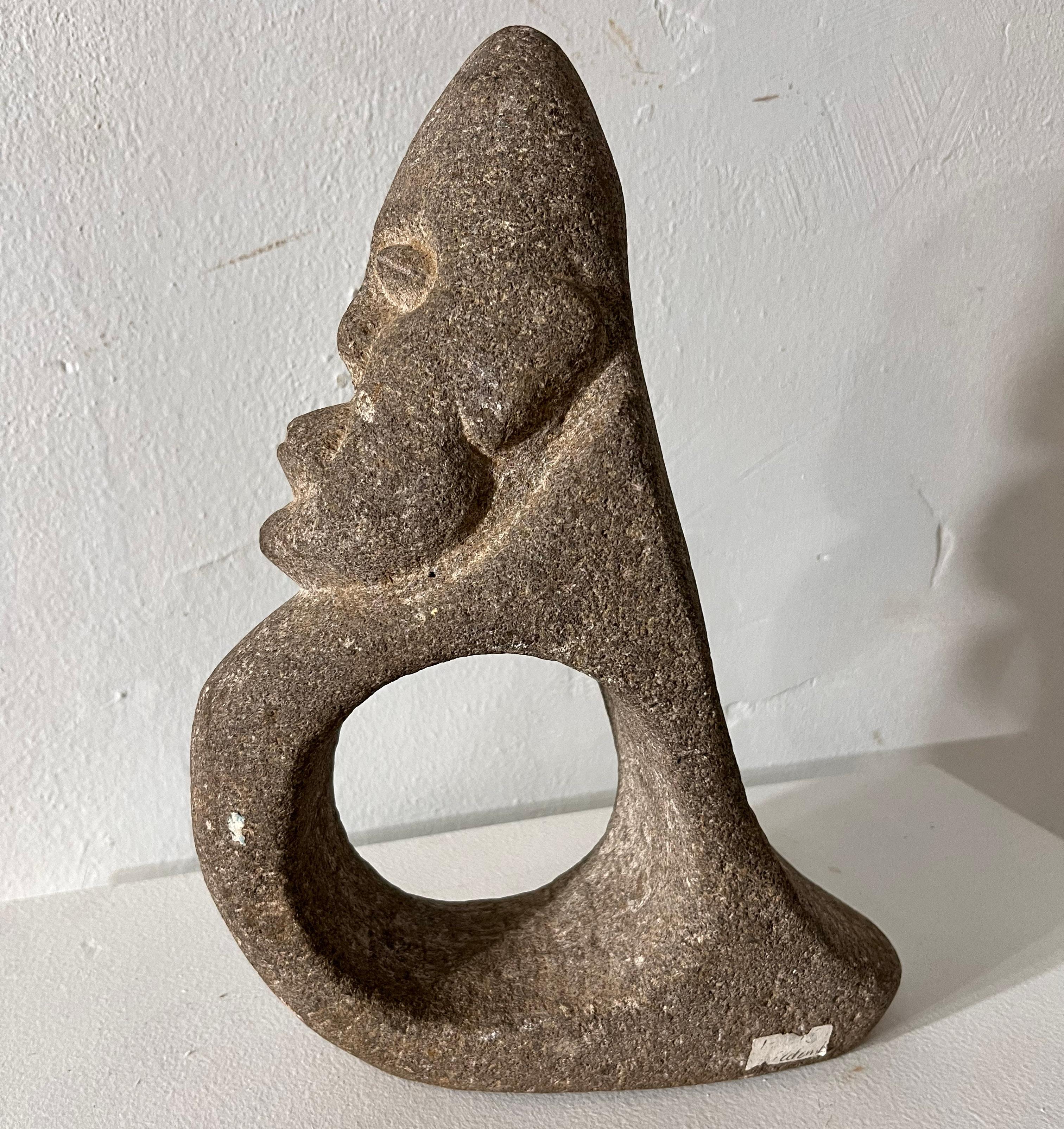 Anillo de piedra arcaica pulida, probablemente ritual, procedente de América Central o de la isla de Caraïbe .

Cara tallada y pulida de arenisca o granito.
