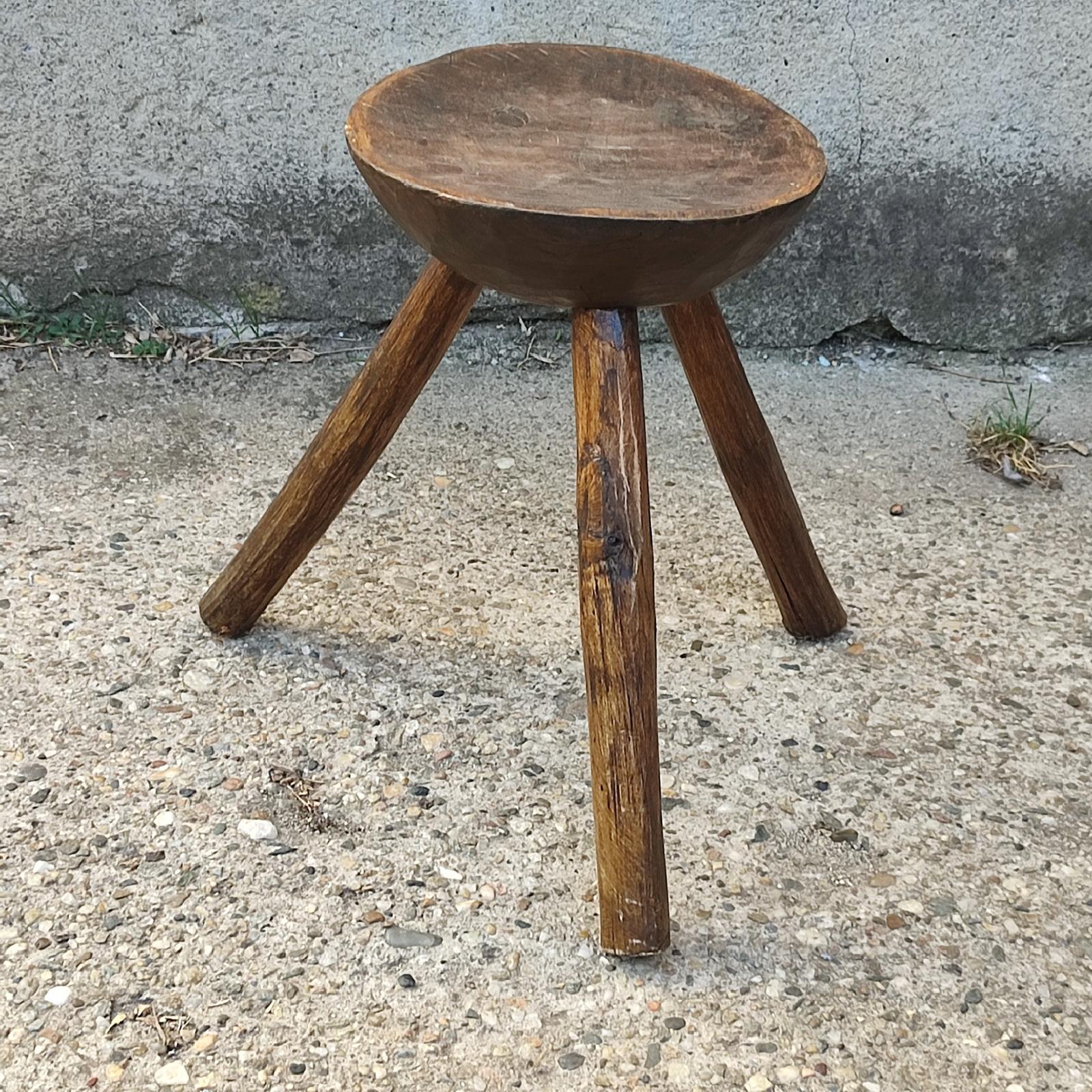 Primitive Carved Wood Milking Stool, Tripod Chair, Early 20th Century In Good Condition In Bochum, NRW