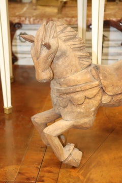 Escultura primitiva de madera tallada de caballo