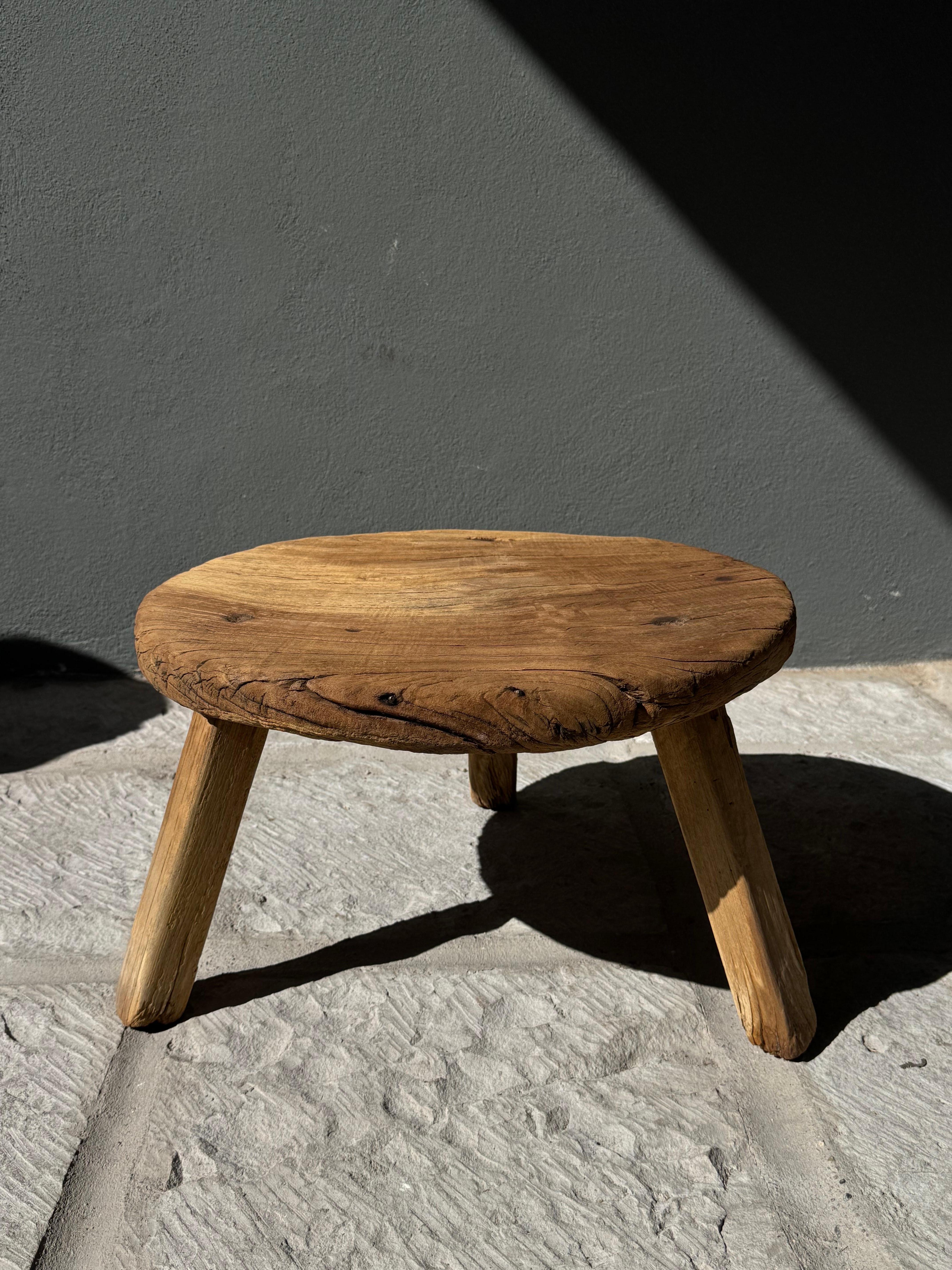 Primitive Cedar Wood Roundtable From Central Yucatan, 1980´s In Distressed Condition For Sale In San Miguel de Allende, Guanajuato