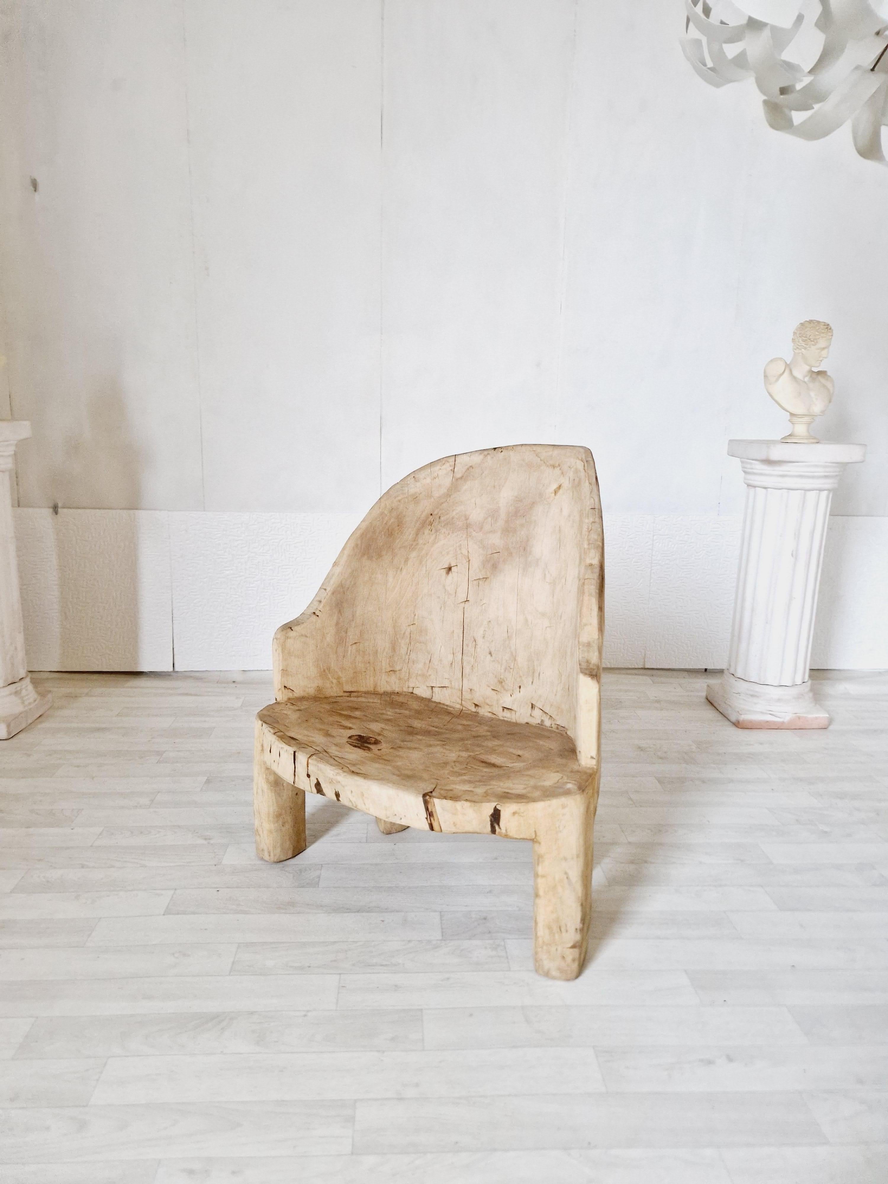 Este Raro Sillón Monoxyle es una pieza única de mobiliario Vintage de estilo Brutaliste, hecho de un solo roble y tallado a mano a principios-mediados del siglo XIX. Por su forma redonda, su color madera en bruto y su estilo primitivo, encajaría