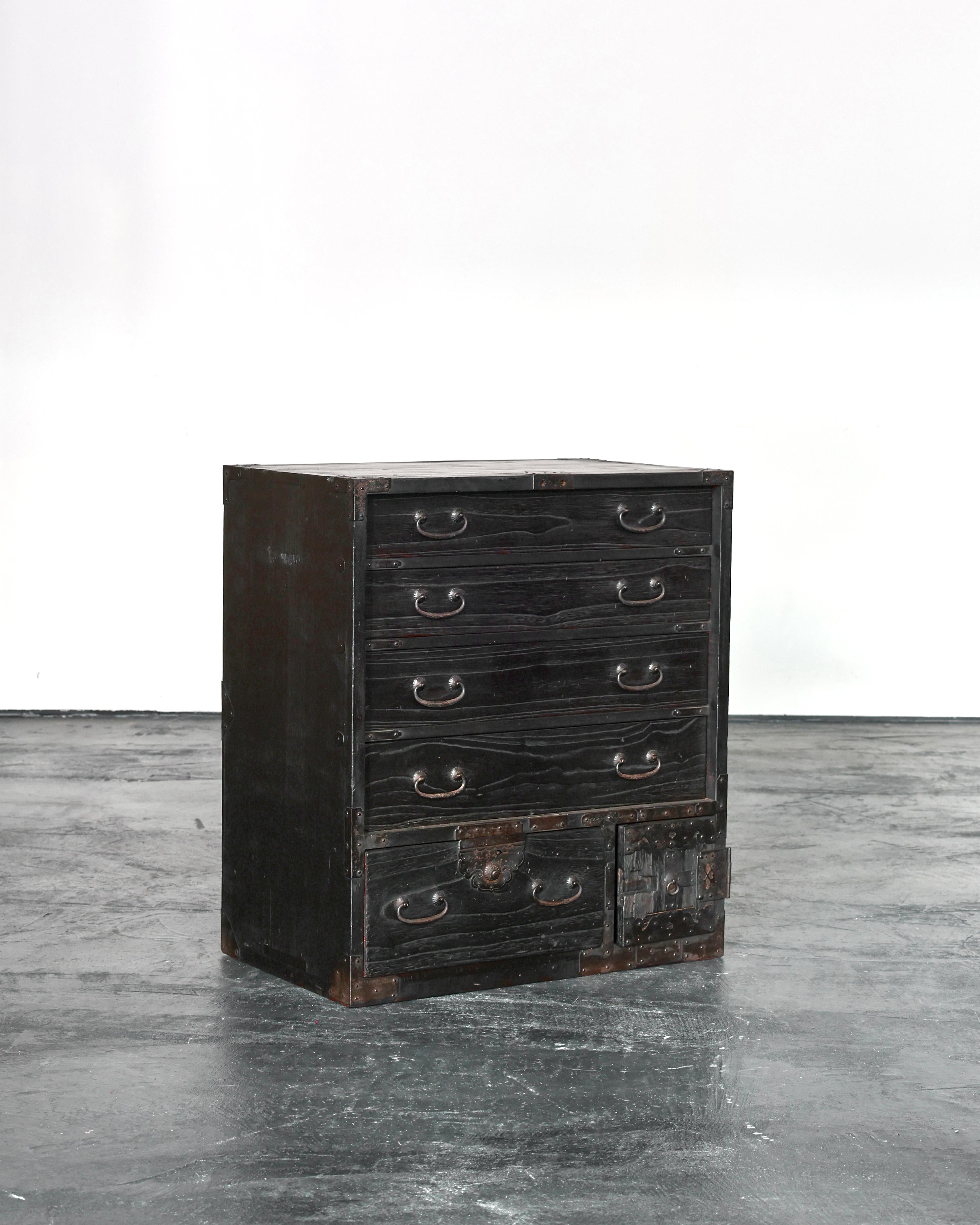 Giapponese Tansu/cassettiera primitiva del periodo Edo carbonizzata Wabi Sabi in vendita
