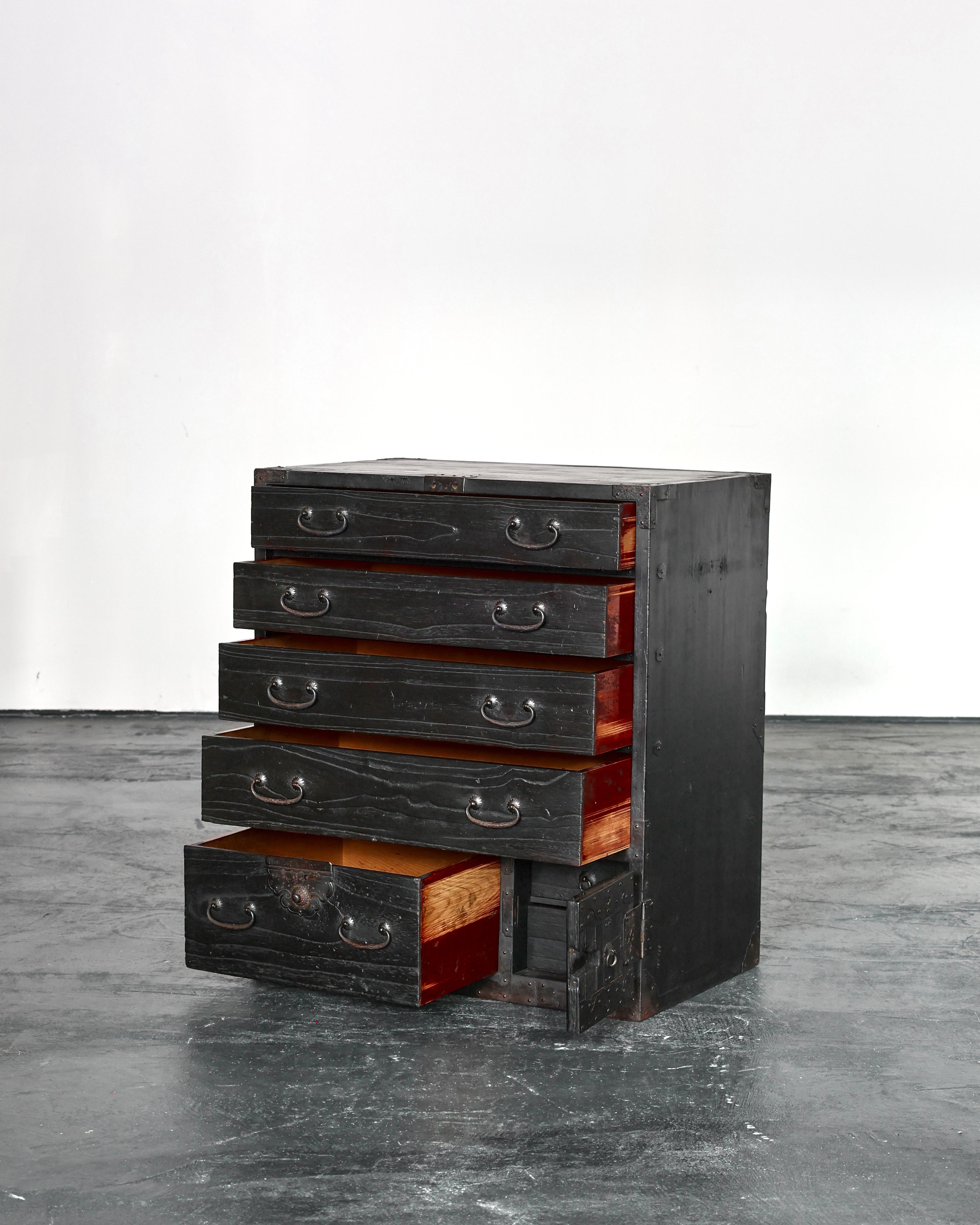 Tansu/cassettiera primitiva del periodo Edo carbonizzata Wabi Sabi In condizioni buone in vendita a London, GB