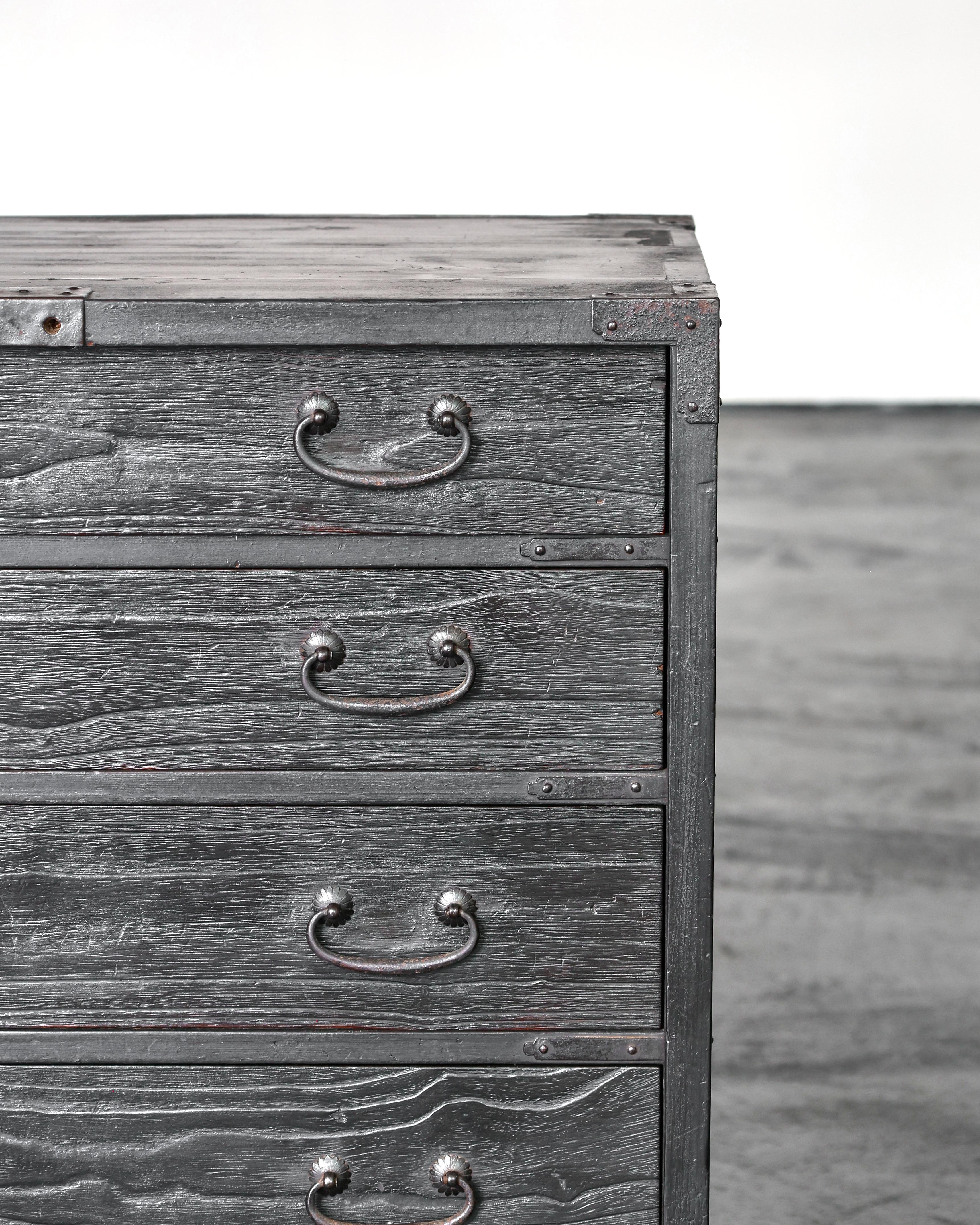 XIX secolo Tansu/cassettiera primitiva del periodo Edo carbonizzata Wabi Sabi in vendita