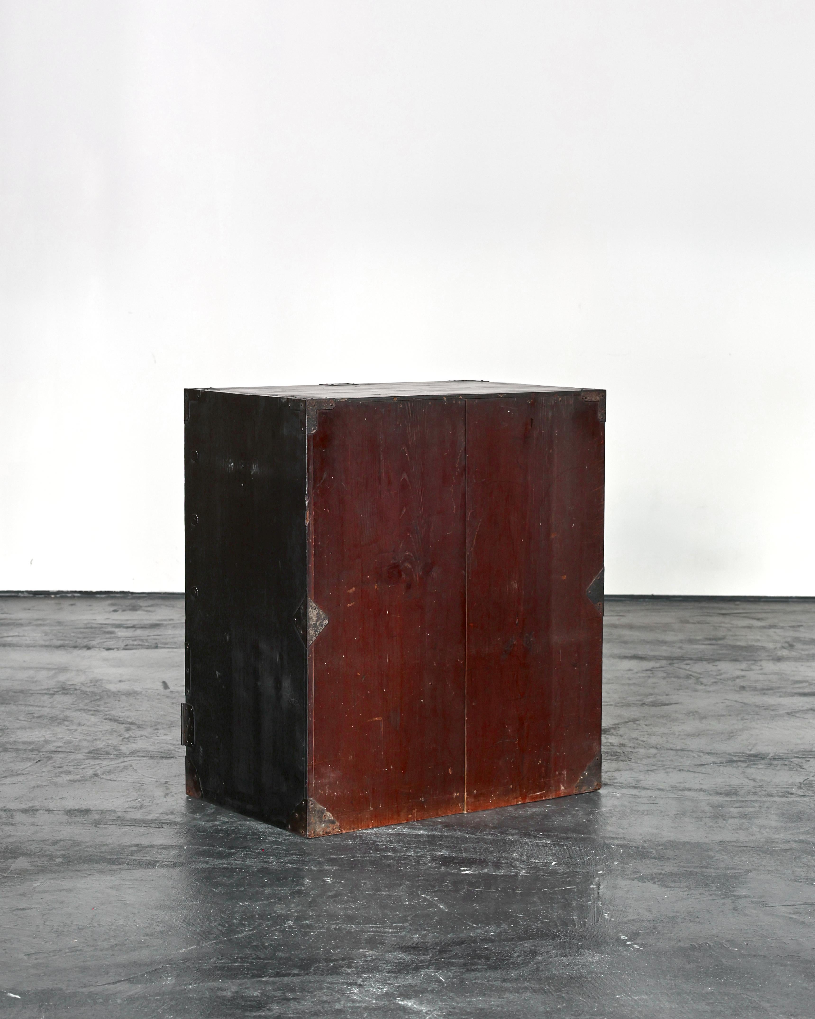 Tansu/cassettiera primitiva del periodo Edo carbonizzata Wabi Sabi in vendita 3