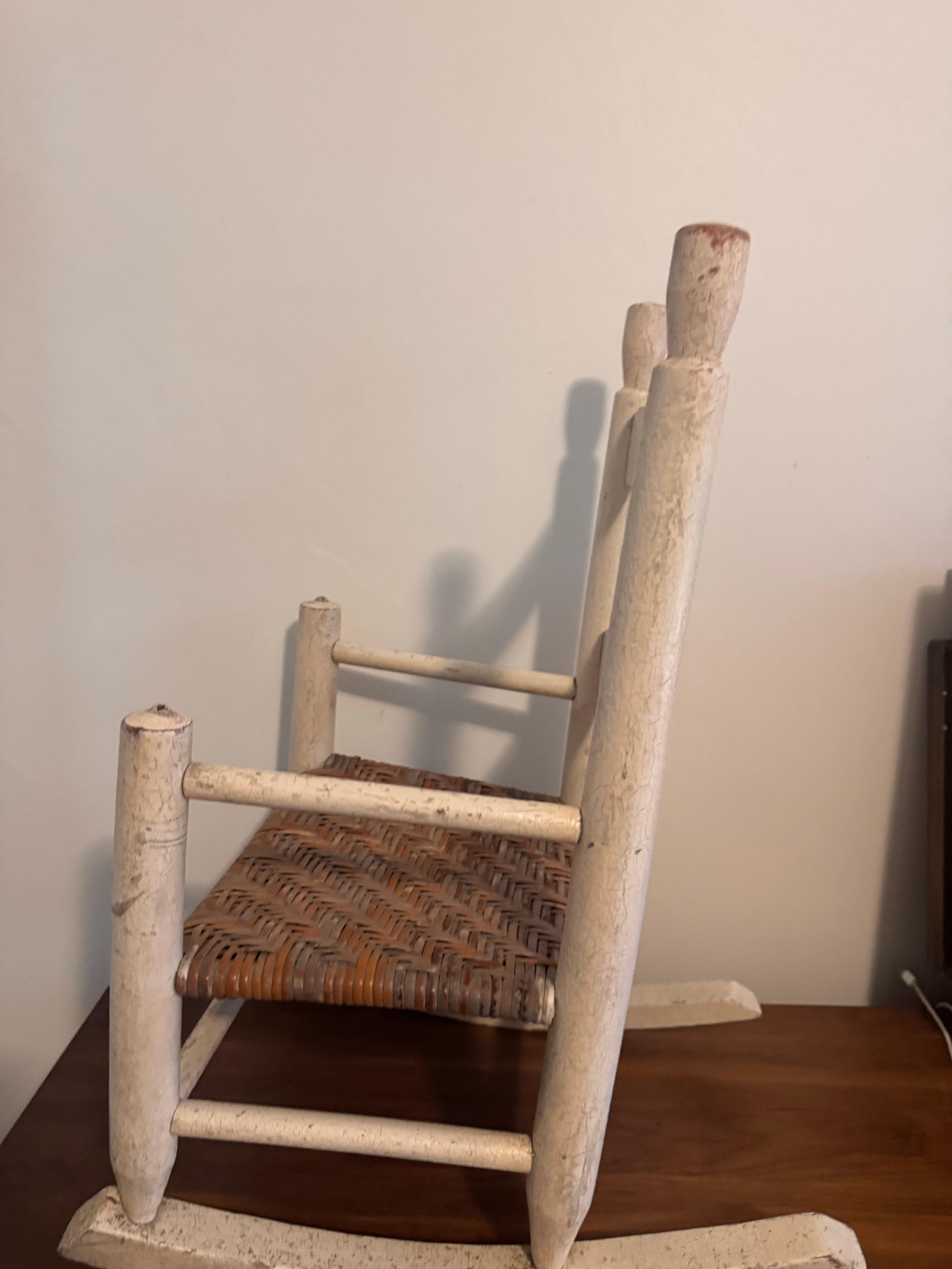 Chaise d'enfant ancienne à dossier en échelle, peinture crème et assise en tissu à chevrons

Ce rocking-chair d'enfant antique présente un dossier classique en échelle et une finition peinte de couleur crème avec une patine et des pertes de peinture