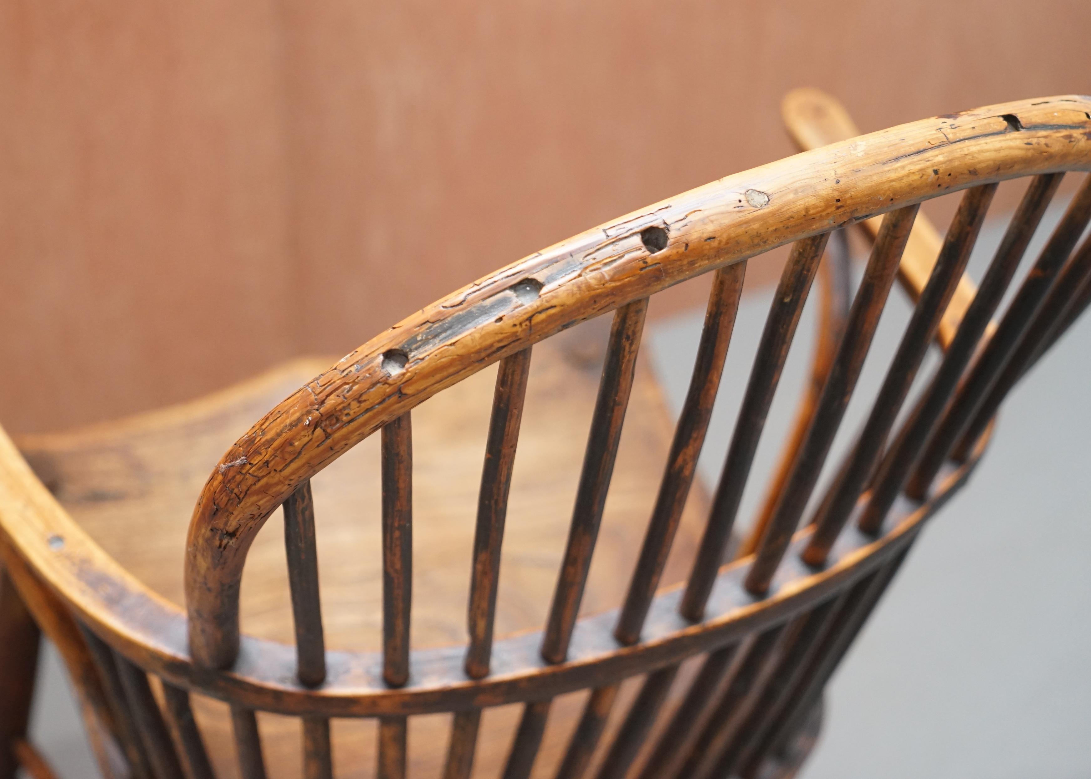 Dekorativer Windsor-Sessel mit Reifenrücken aus Ulmenholz mit schwerer Patina, um 1800 im Angebot 8