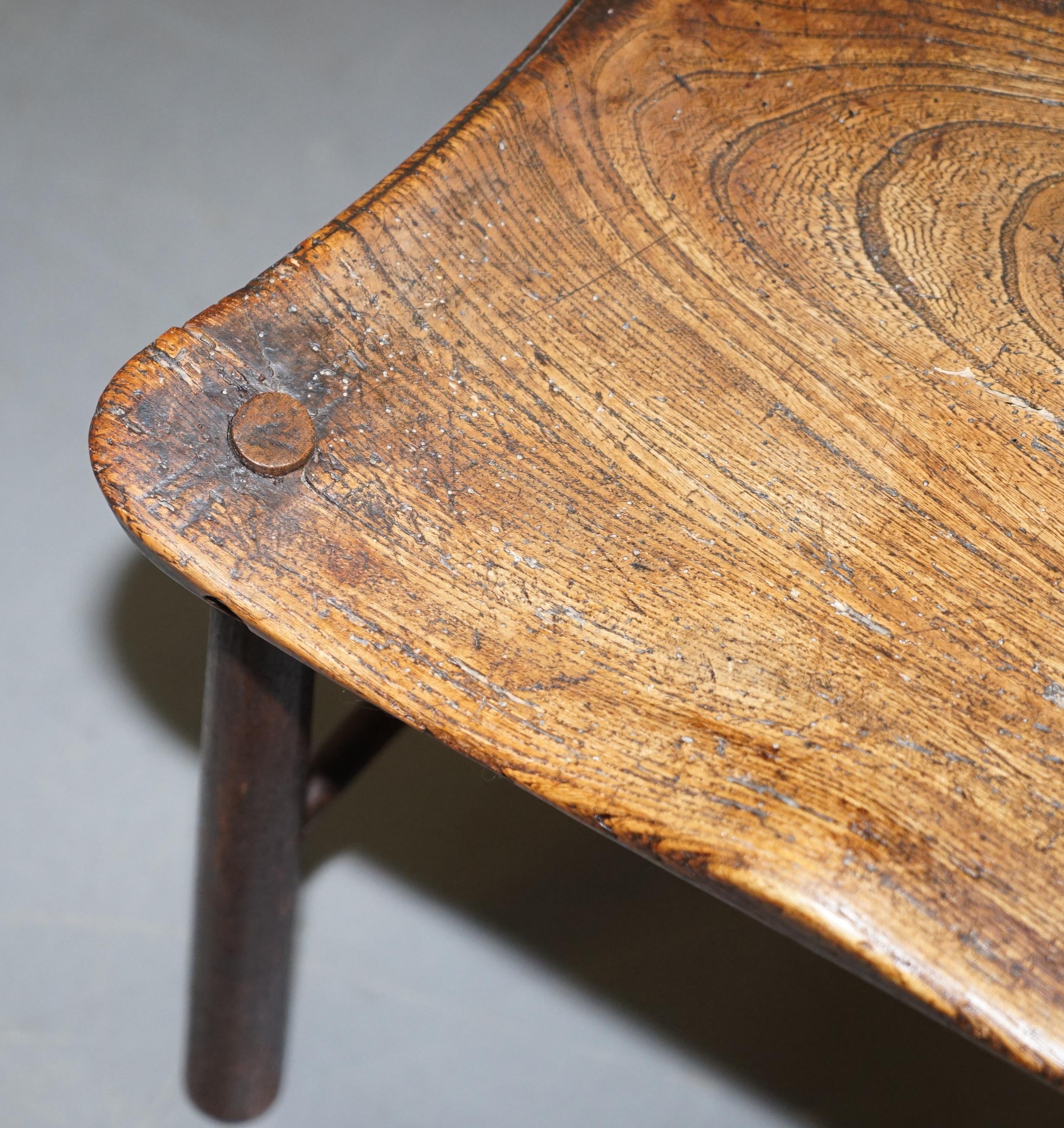 Dekorativer Windsor-Sessel mit Reifenrücken aus Ulmenholz mit schwerer Patina, um 1800 im Angebot 1
