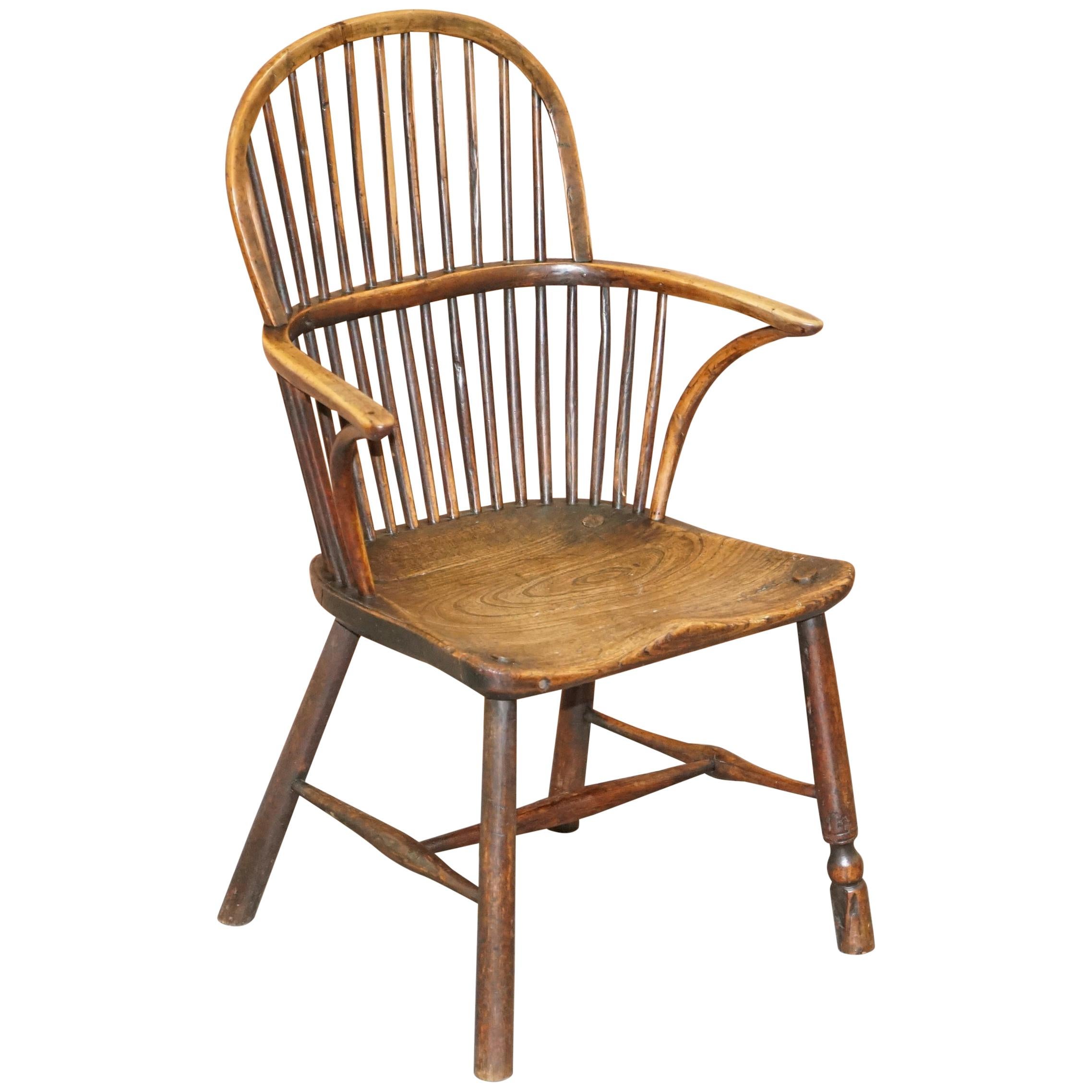 Dekorativer Windsor-Sessel mit Reifenrücken aus Ulmenholz mit schwerer Patina, um 1800