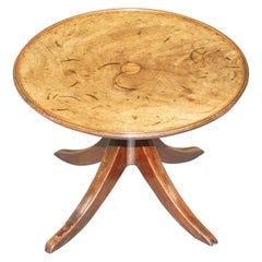 Table d'appoint ronde primitive anglaise en noyer datant d'environ 1840 avec beaucoup d'âge et de patine