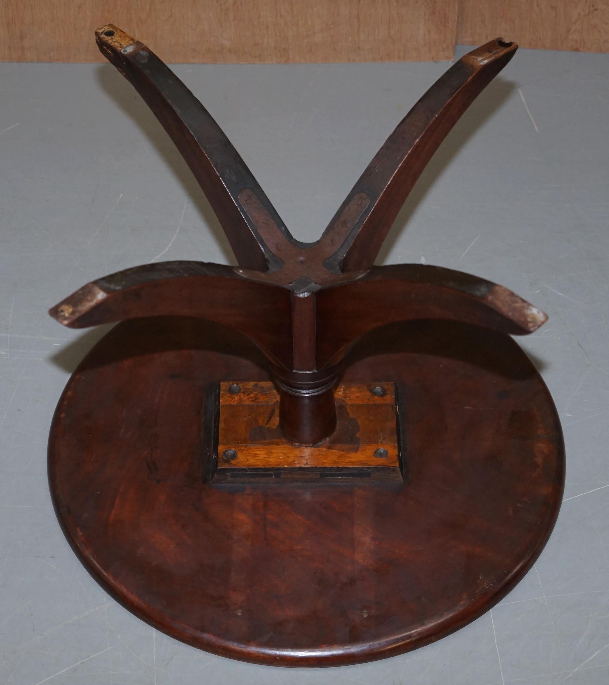 Table d'appoint ronde primitive anglaise en noyer datant d'environ 1840 avec beaucoup d'âge et de patine en vente 4
