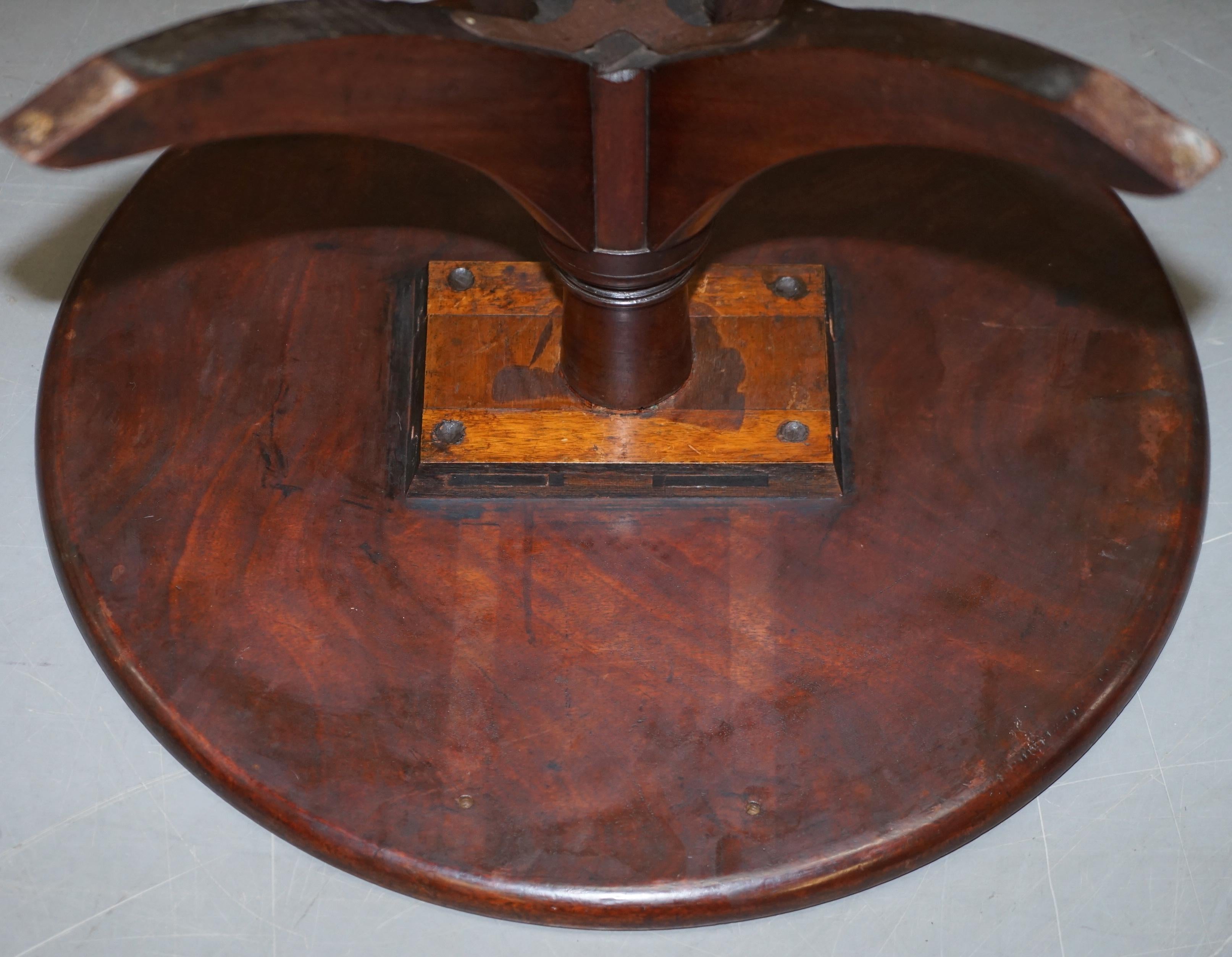 Table d'appoint ronde primitive anglaise en noyer datant d'environ 1840 avec beaucoup d'âge et de patine en vente 5