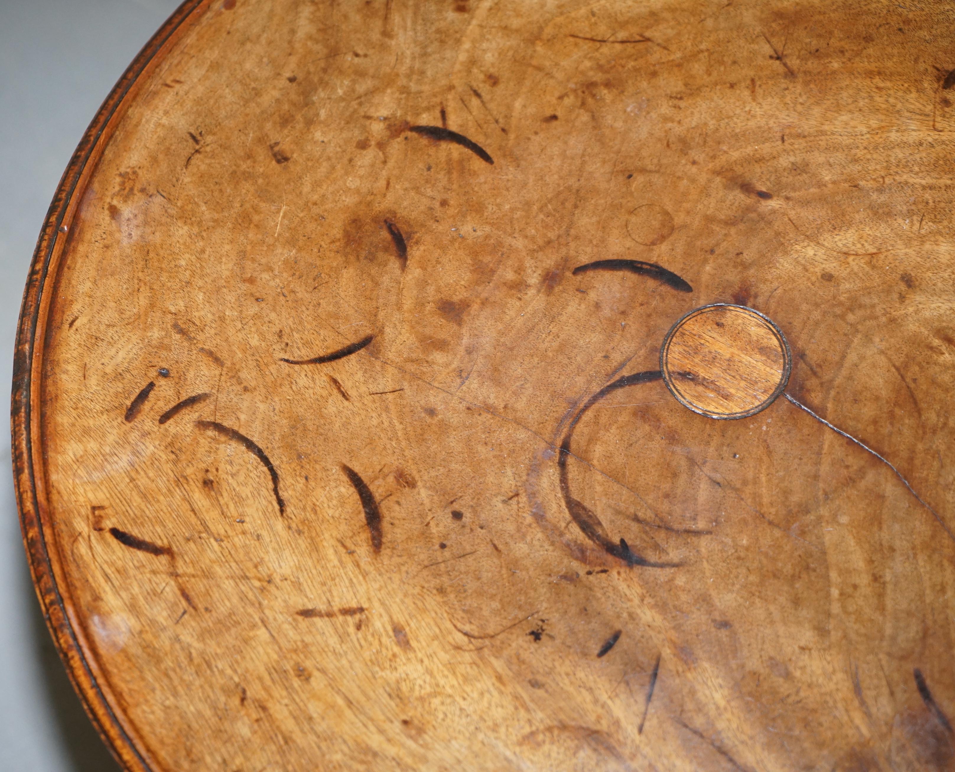 Fait main Table d'appoint ronde primitive anglaise en noyer datant d'environ 1840 avec beaucoup d'âge et de patine en vente