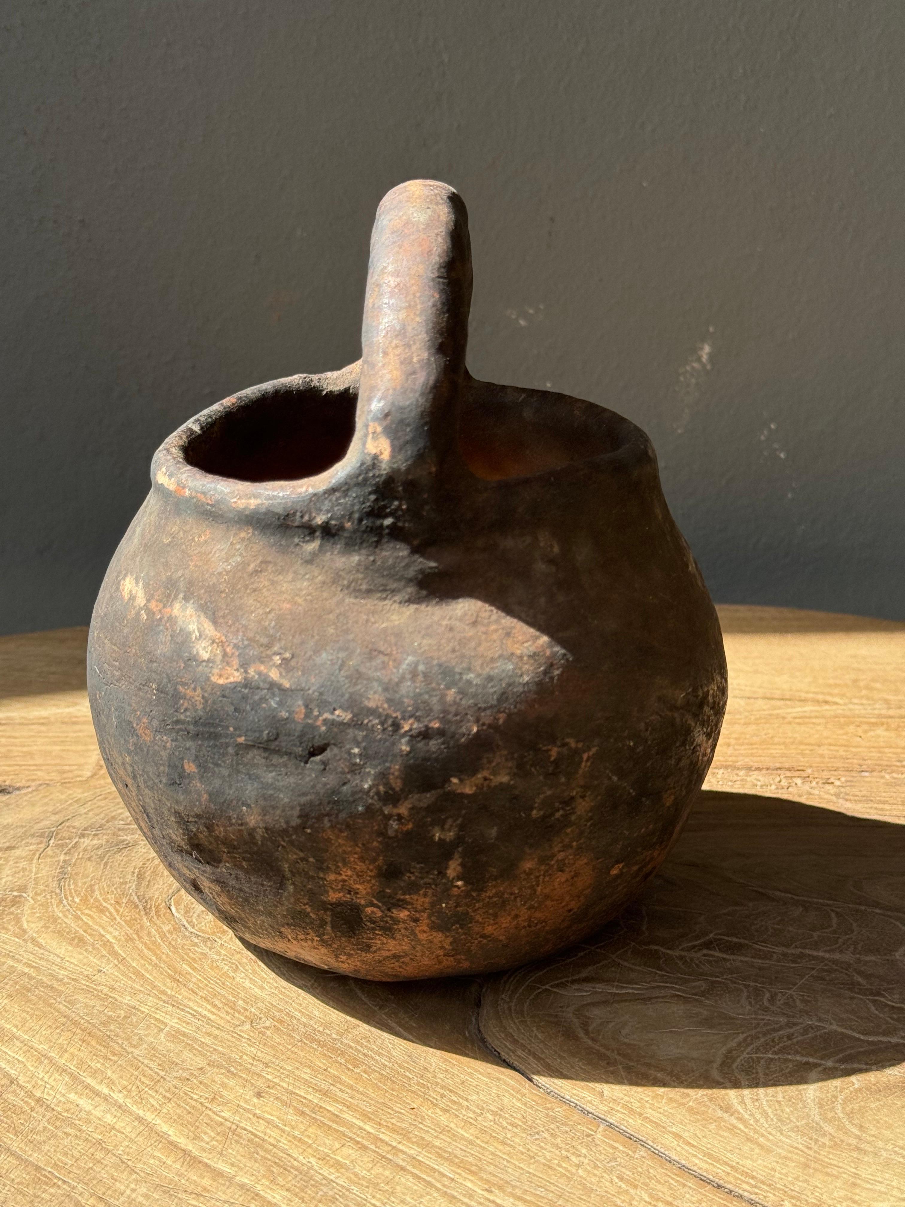 Primitive Clay Seed Bowl With Handle, Mixteca of Oaxaca, Circa 1950´s In Fair Condition In San Miguel de Allende, Guanajuato