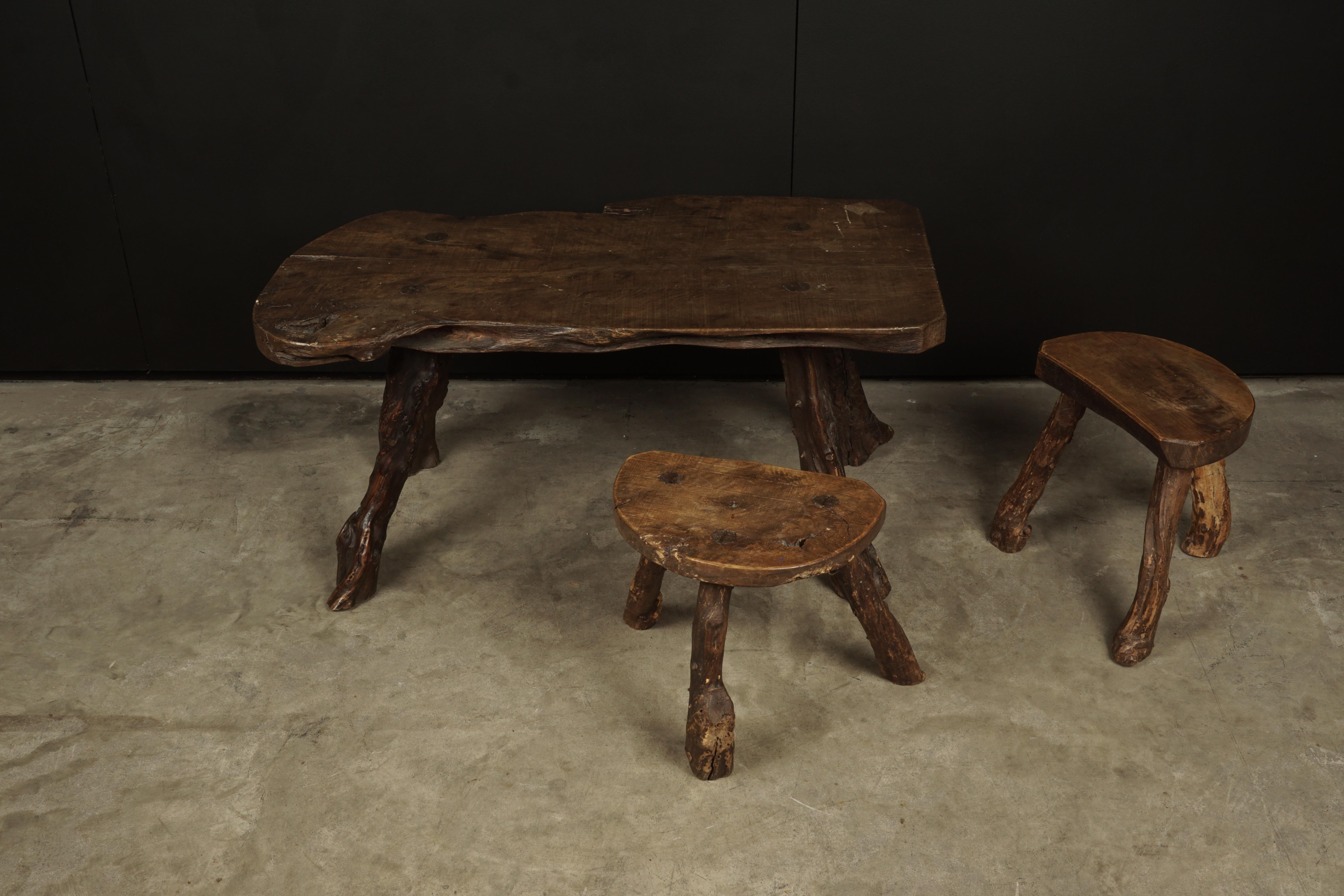 Primitive coffee table set with stools from France, 1960s. Light wear and patina.

Dims on the stools:
H. 13.5
W. 14
D. 9.