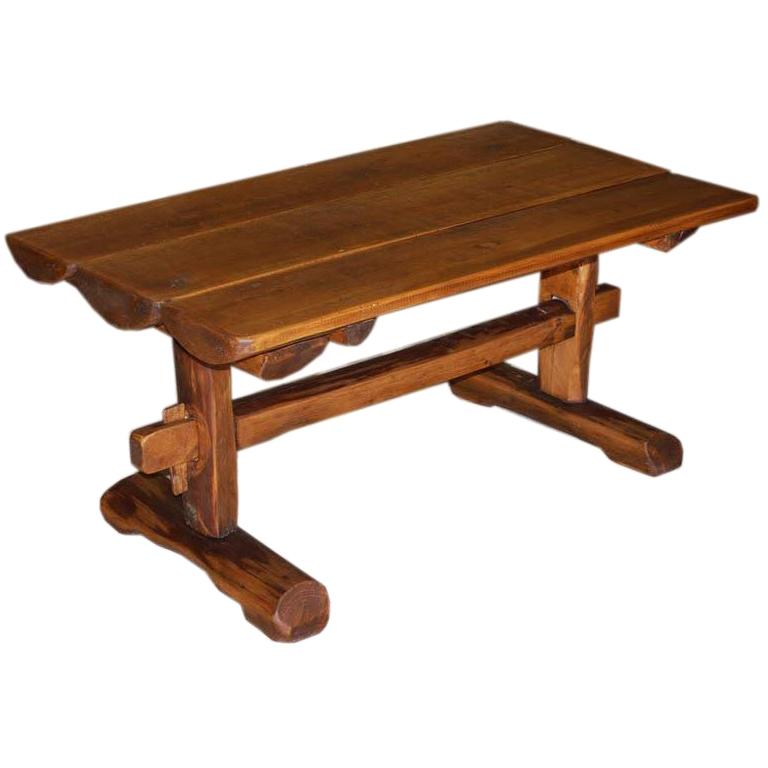 Primitiver Couchtisch/Beistelltisch aus aufgearbeitetem Antikholz. im Angebot