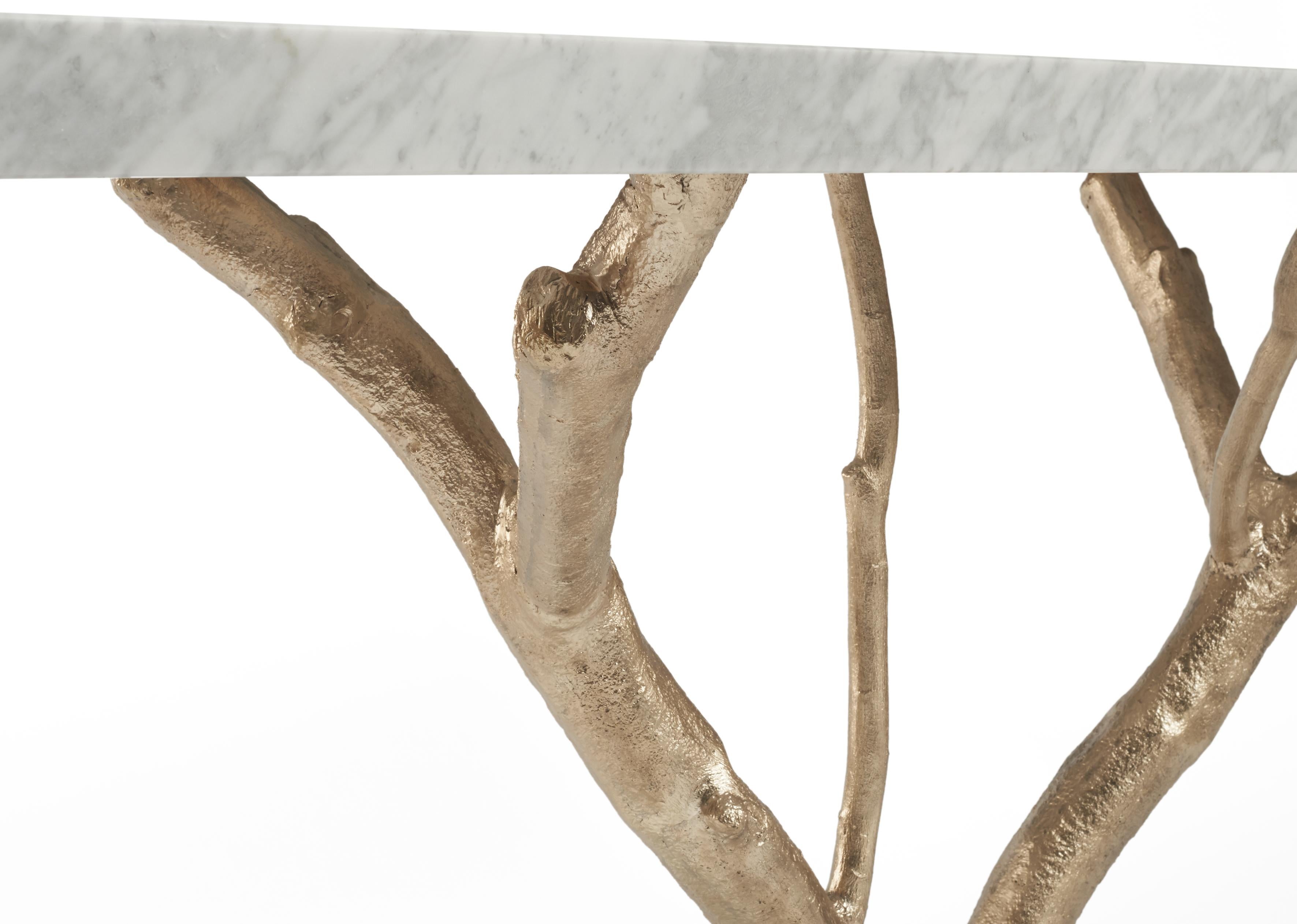 Console Primitive di Ginger & Jagger
Dimensioni: D 50 x L 180 x H 81 cm. 
Materiali: Marmo di Carrara e ottone.
Finiture: Piano e base in marmo di Carrara con finitura lucida; struttura in fusione di ottone con finitura in ottone.

Questo prodotto è
