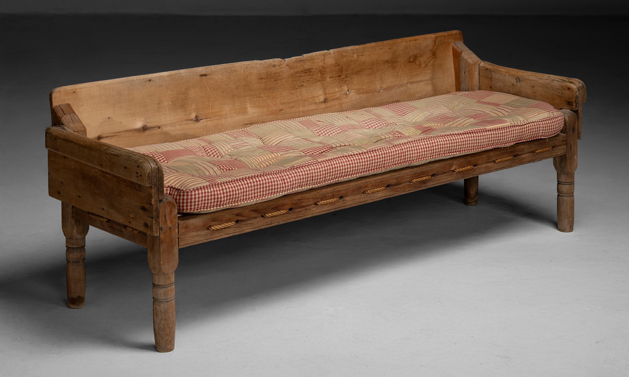 Primitive Country Settee, America 1850 en Bueno estado para la venta en Culver City, CA