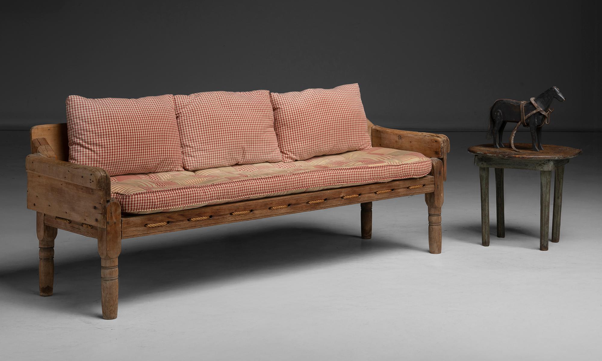 Primitive Country Settee, America 1850 siglo XIX en venta