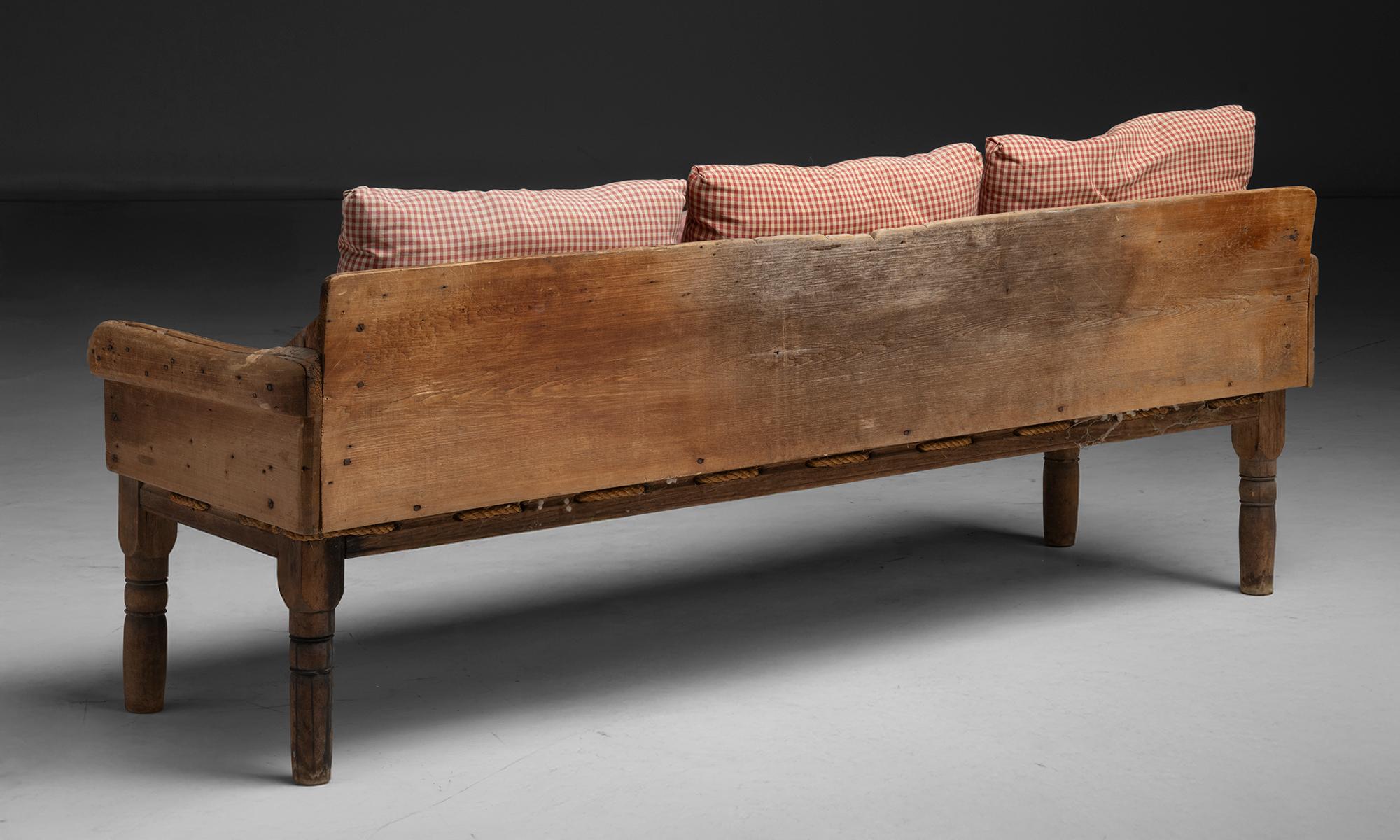 Primitive Country Settee, America 1850 Lino en venta