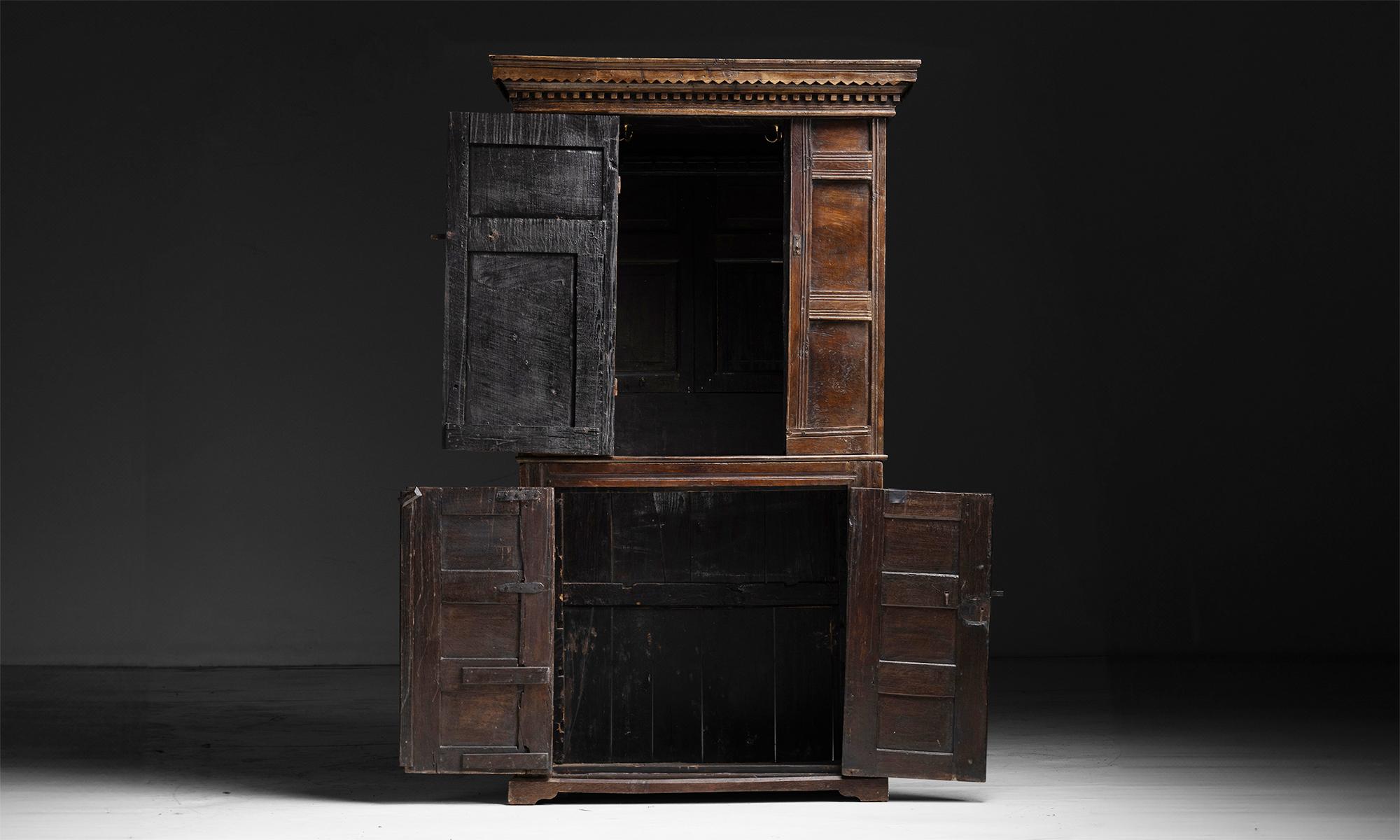 Sculpté à la main Armoire primitive, Angleterre vers 1690