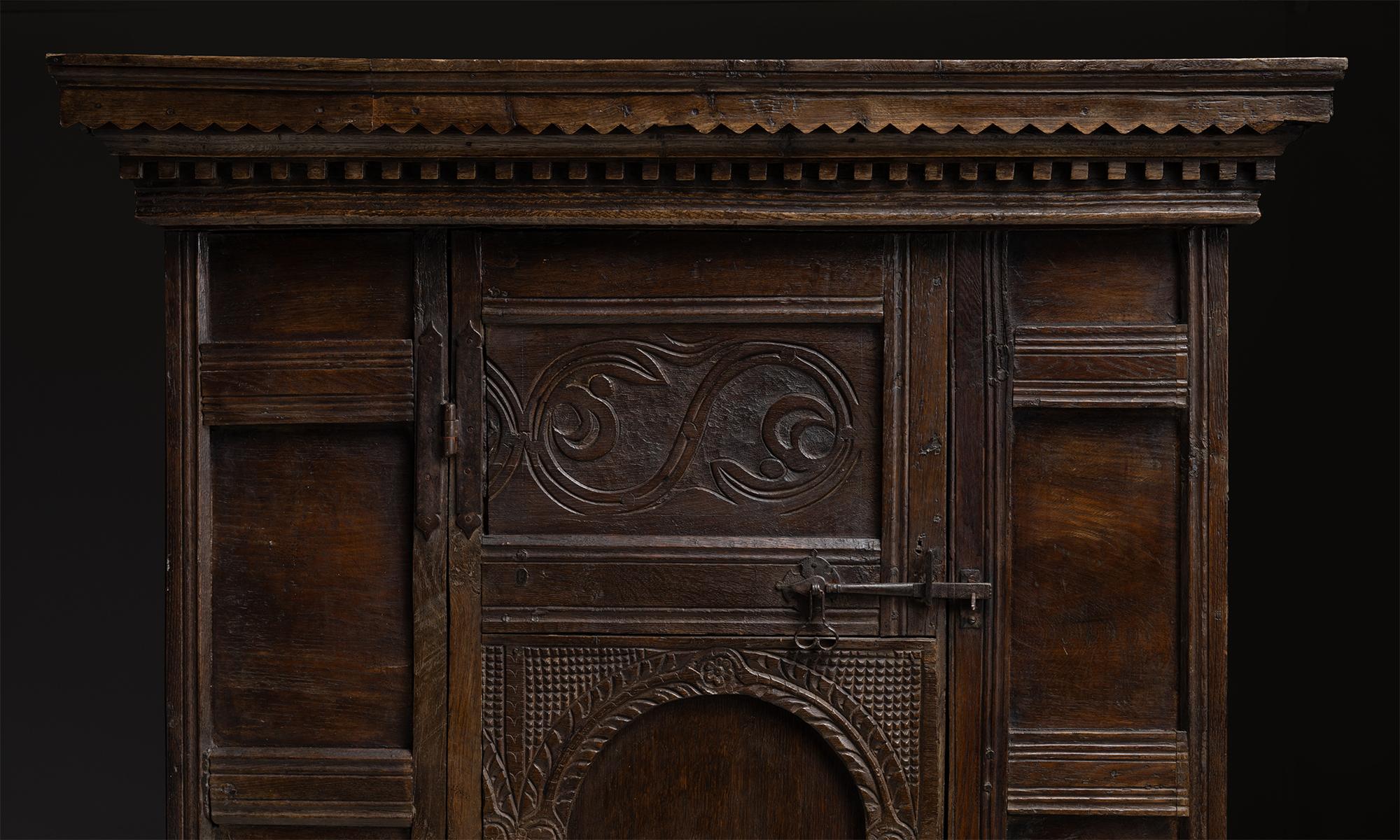 Primitive Cupboard, England circa 1690 In Good Condition For Sale In Culver City, CA
