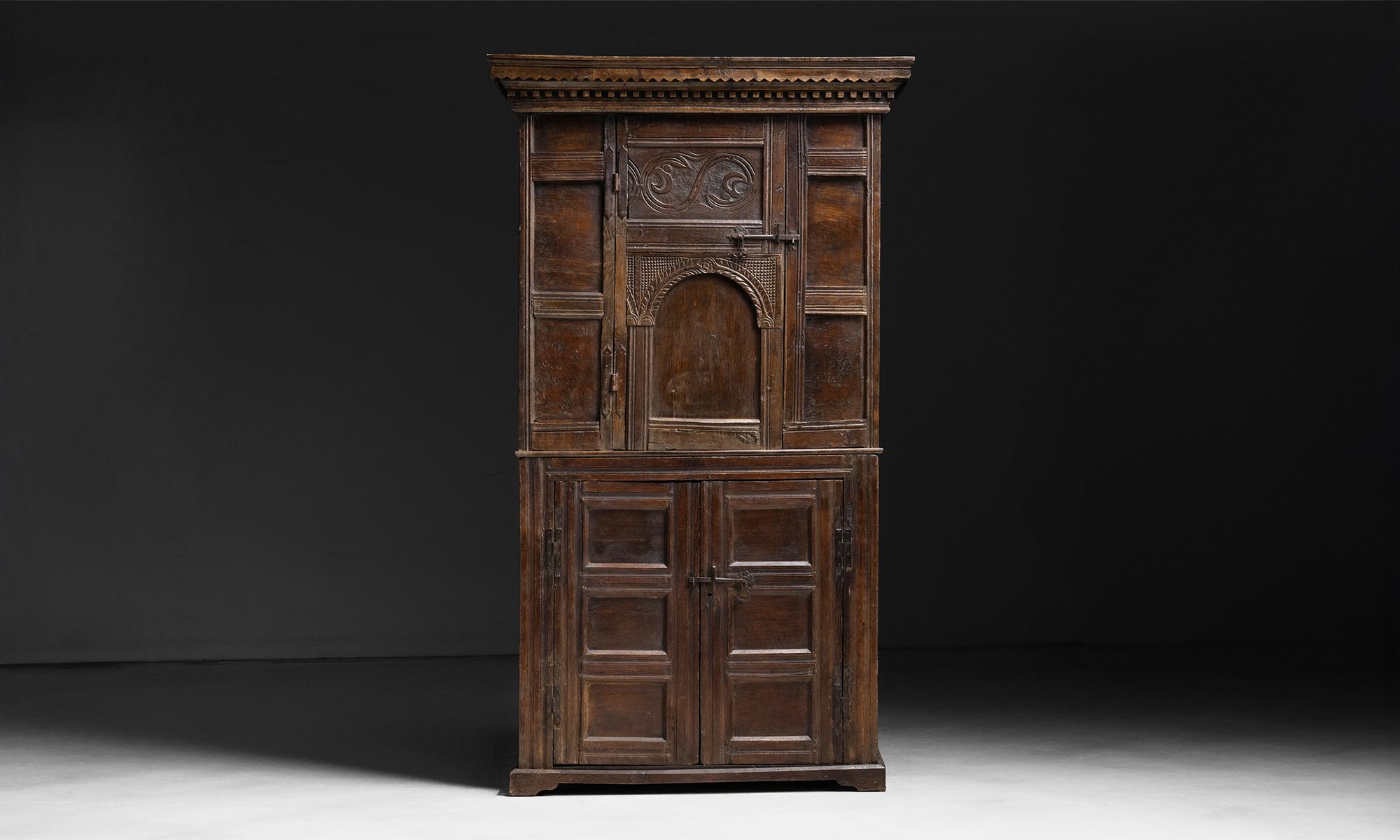 Armoire primitive, Angleterre vers 1690 Bon état à Culver City, CA