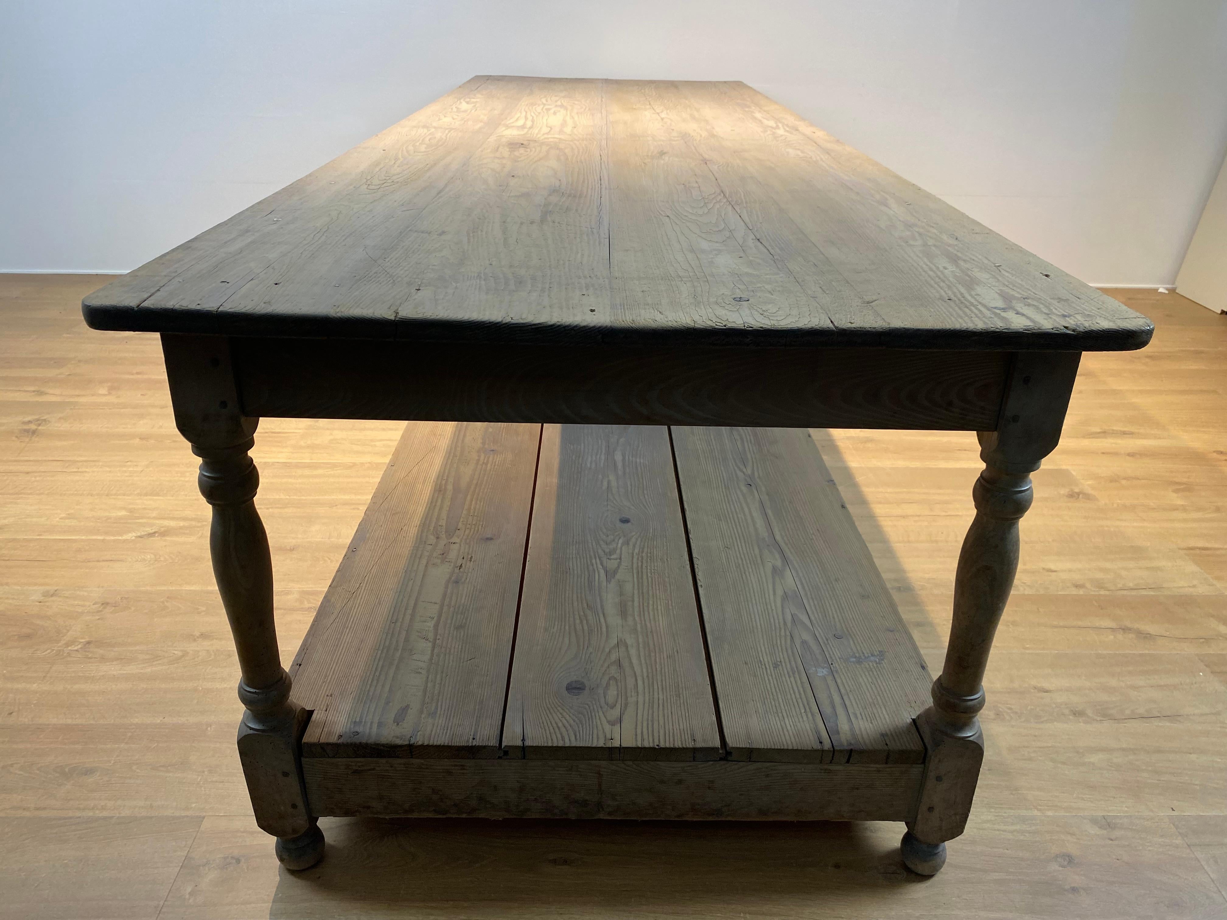 Primitive Drapiers Table in bleached Pine For Sale 4