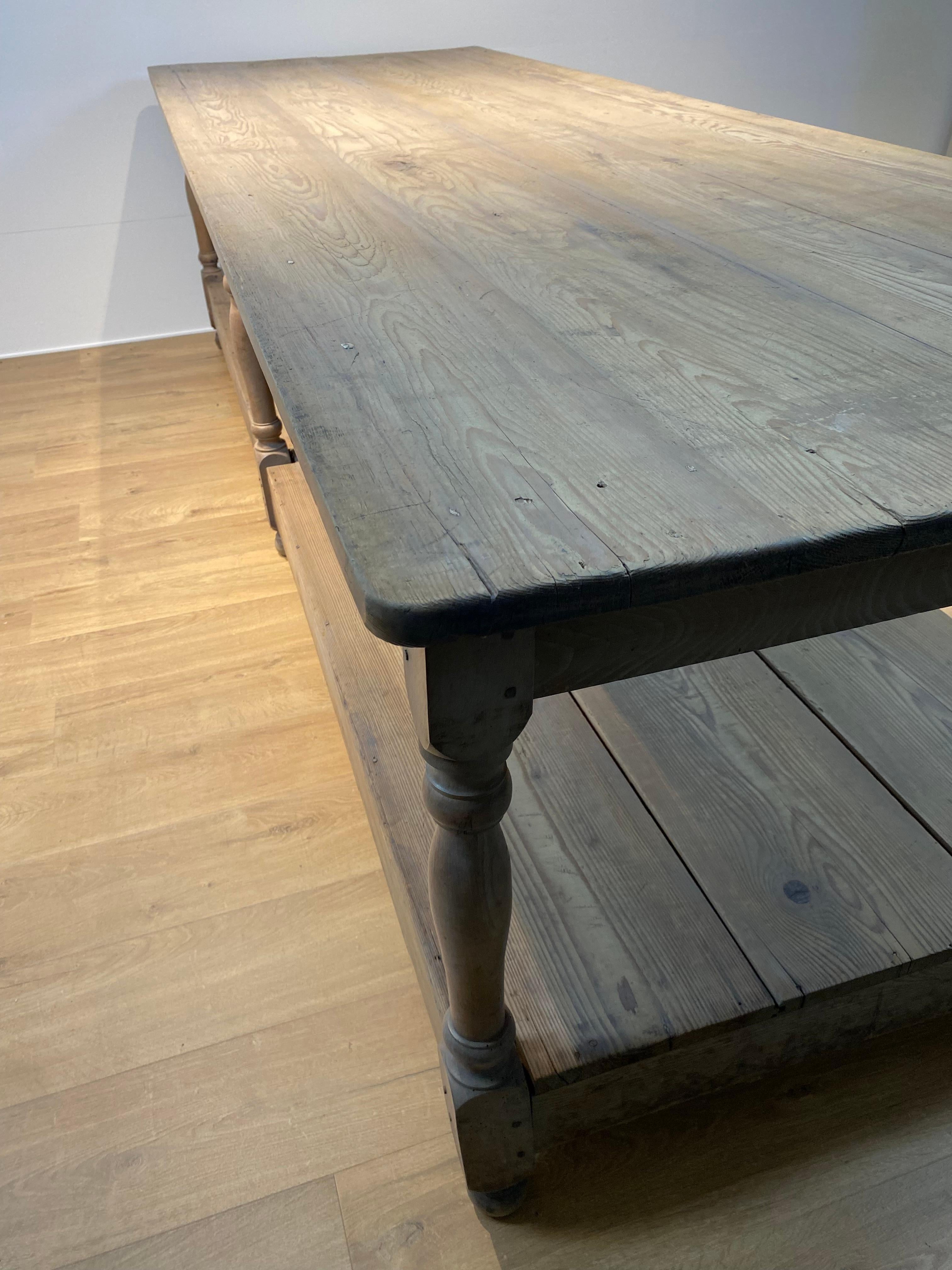 Primitive Drapiers Table in bleached Pine For Sale 6