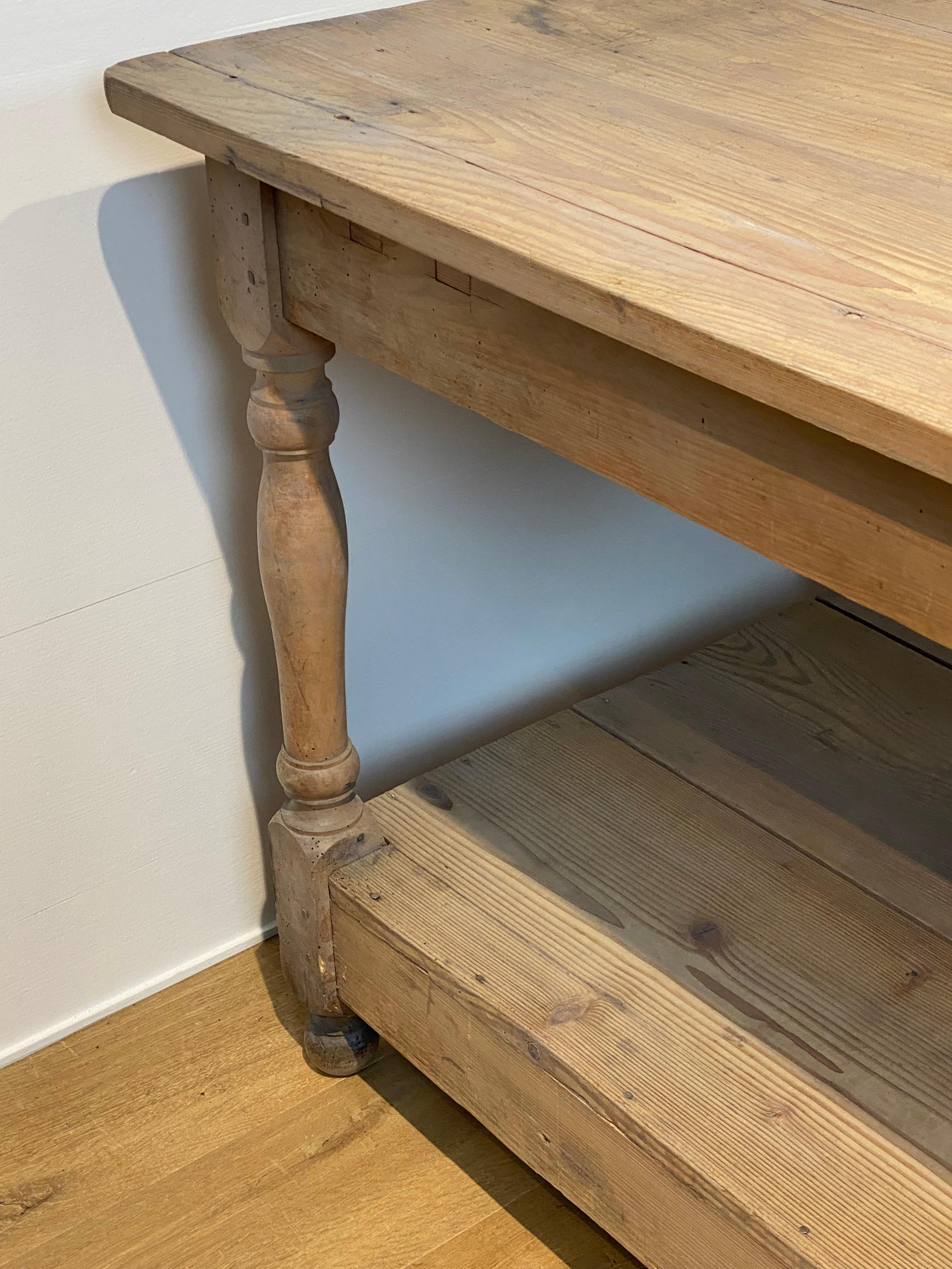 Primitive Drapiers Table in bleached Pine For Sale 8
