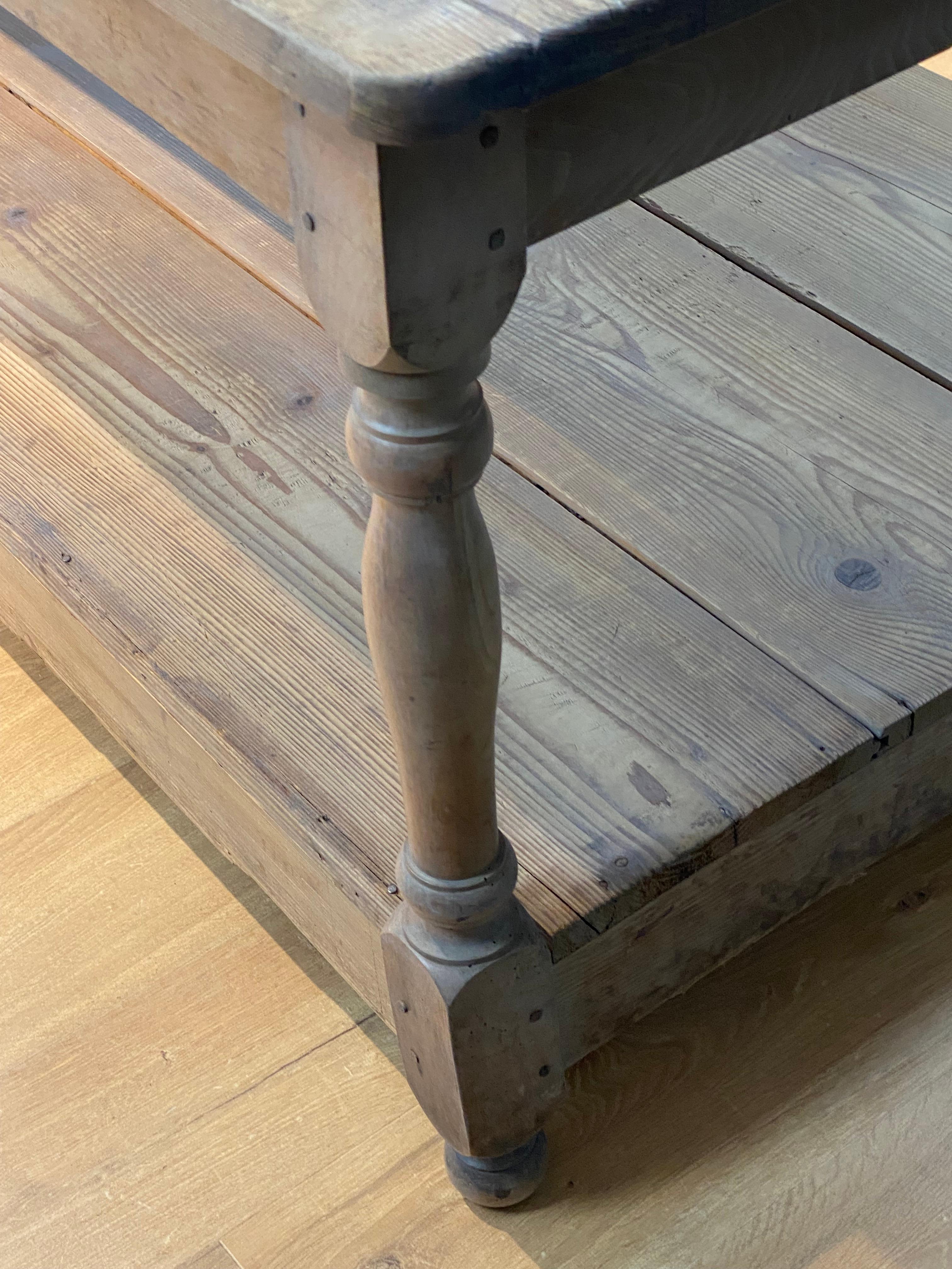 Primitive Drapiers Table in bleached Pine For Sale 9