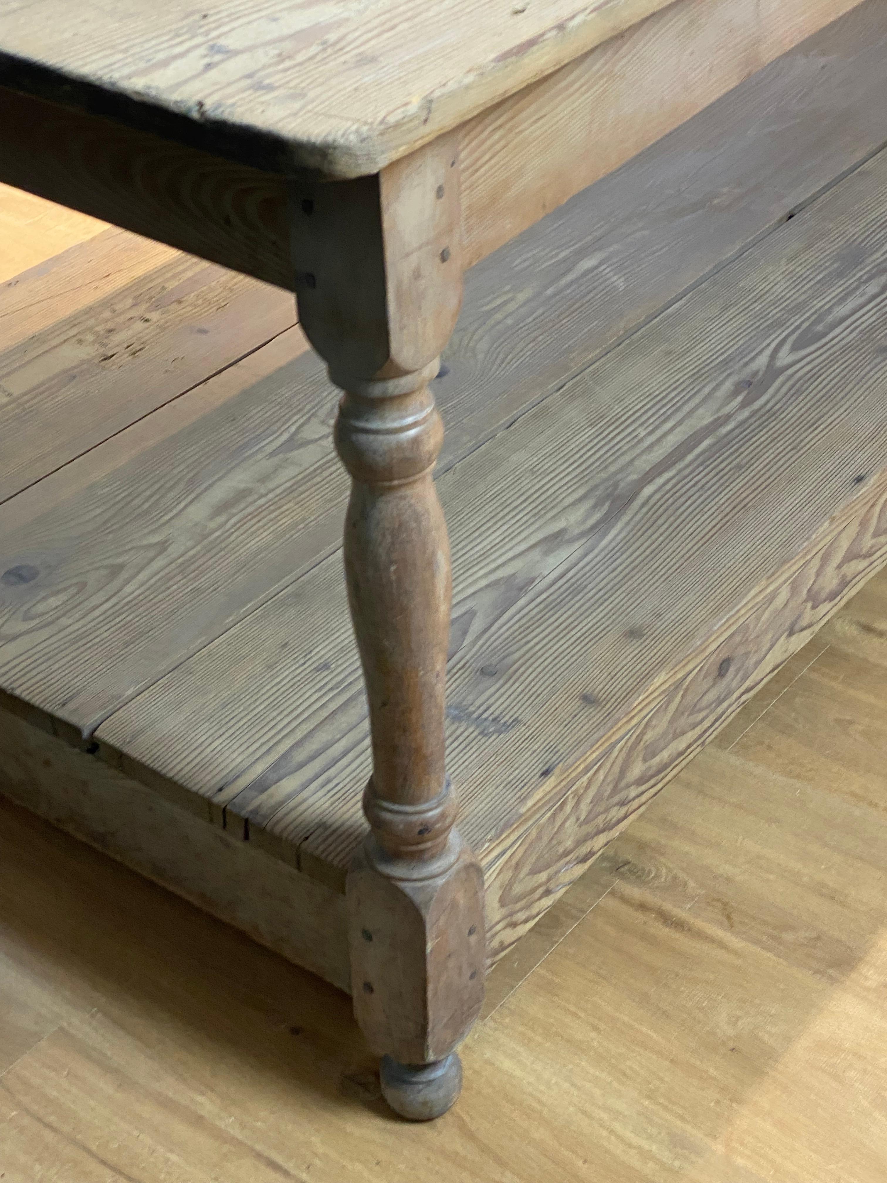 Primitive Drapiers Table in bleached Pine For Sale 10
