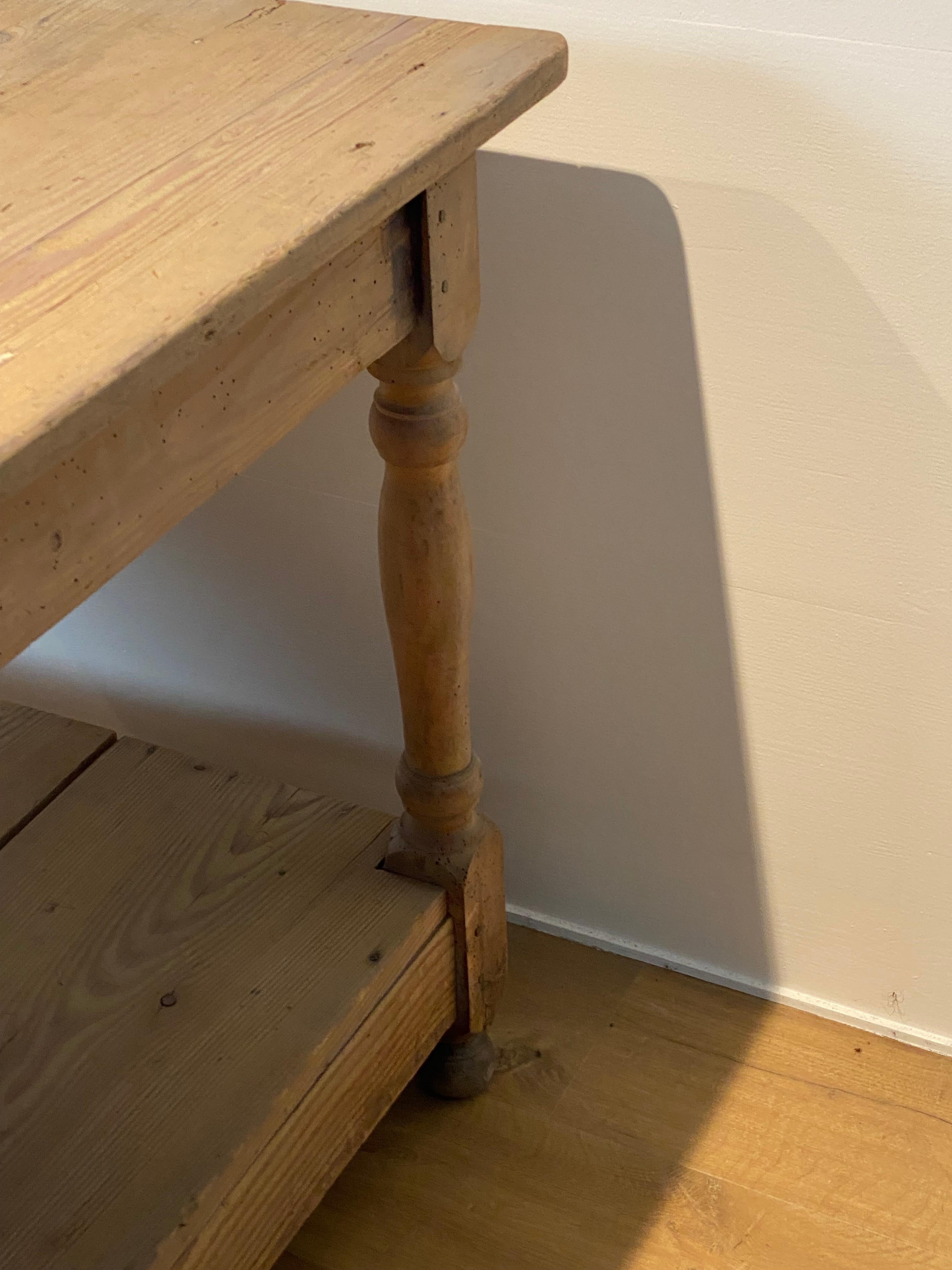 Primitive Drapiers Table in bleached Pine For Sale 12