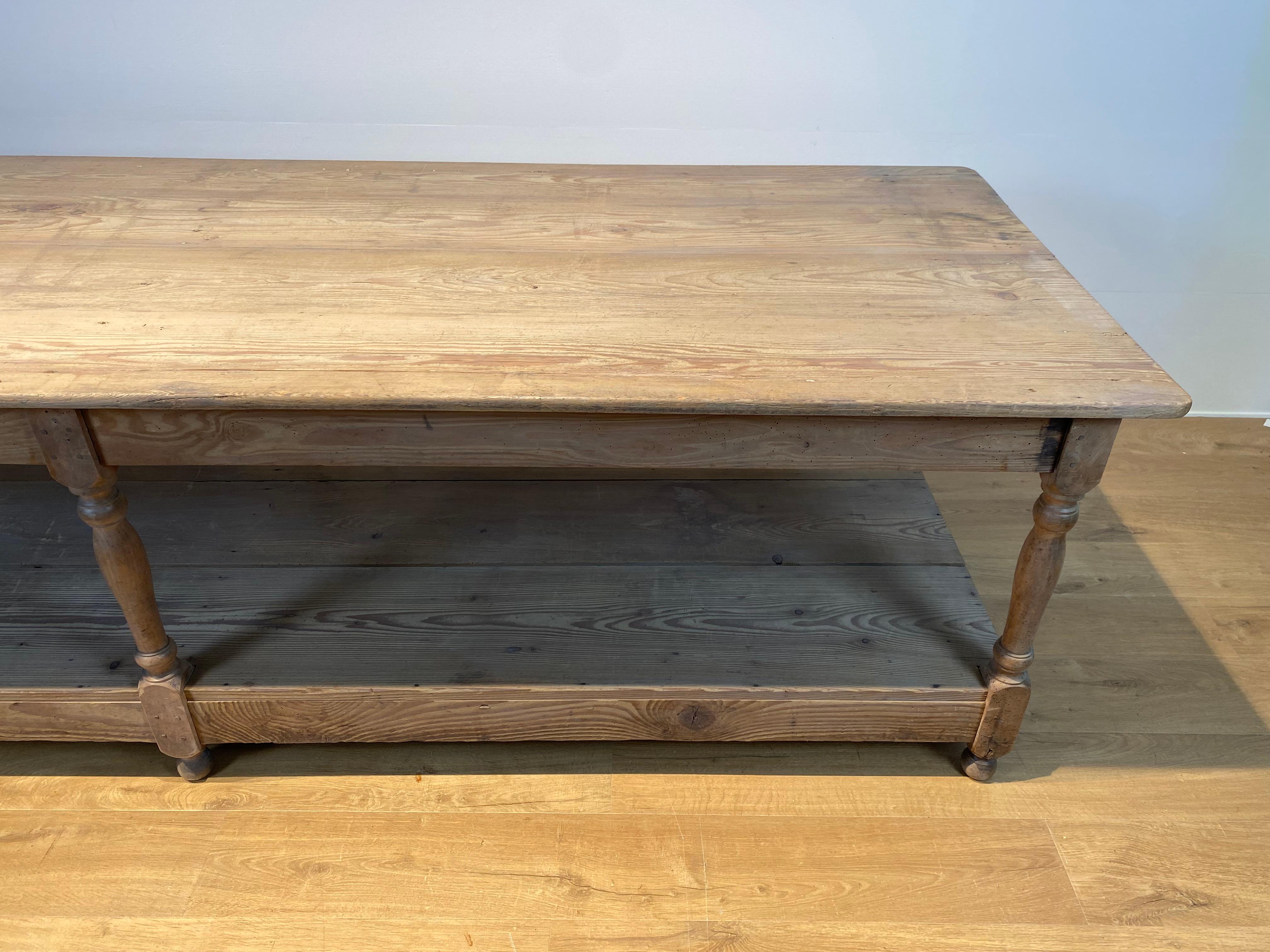 Bleached Primitive Drapiers Table in bleached Pine For Sale