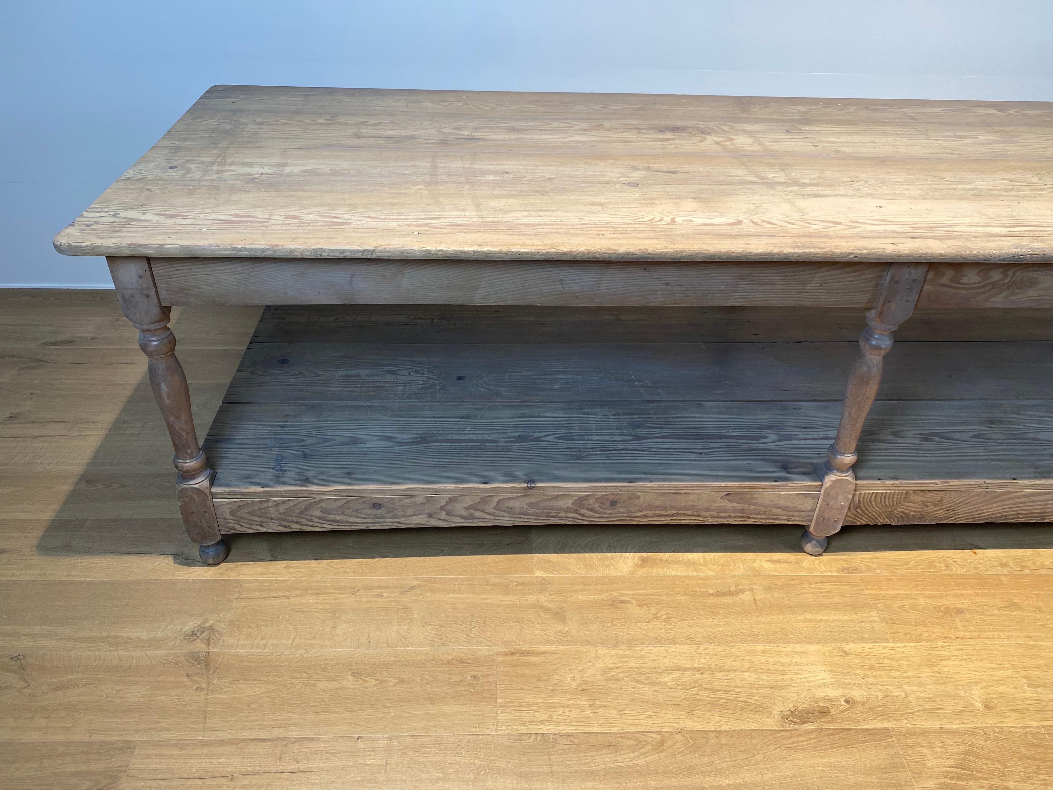 Primitive Drapiers Table in bleached Pine In Good Condition For Sale In Schellebelle, BE