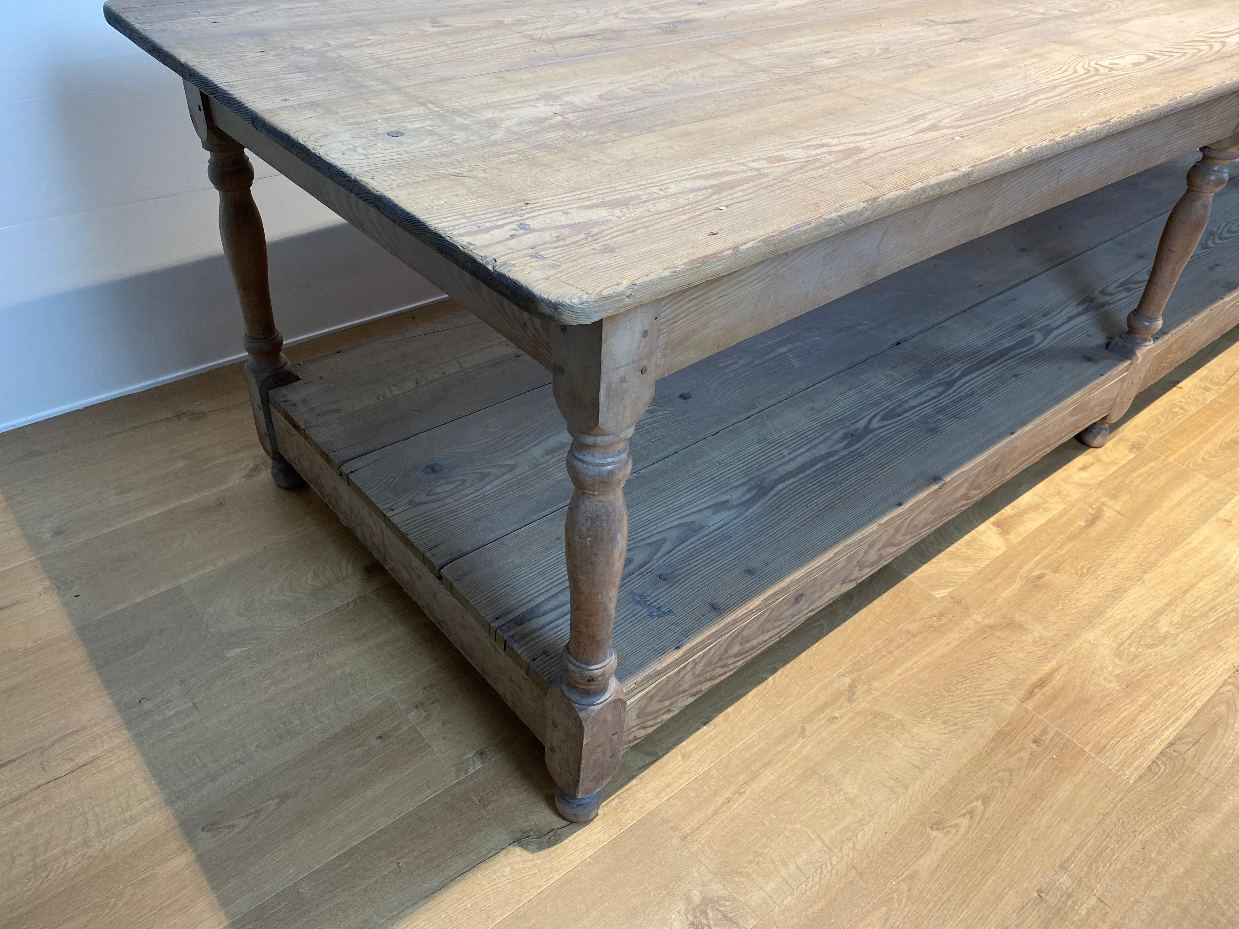 Primitive Drapiers Table in bleached Pine For Sale 2