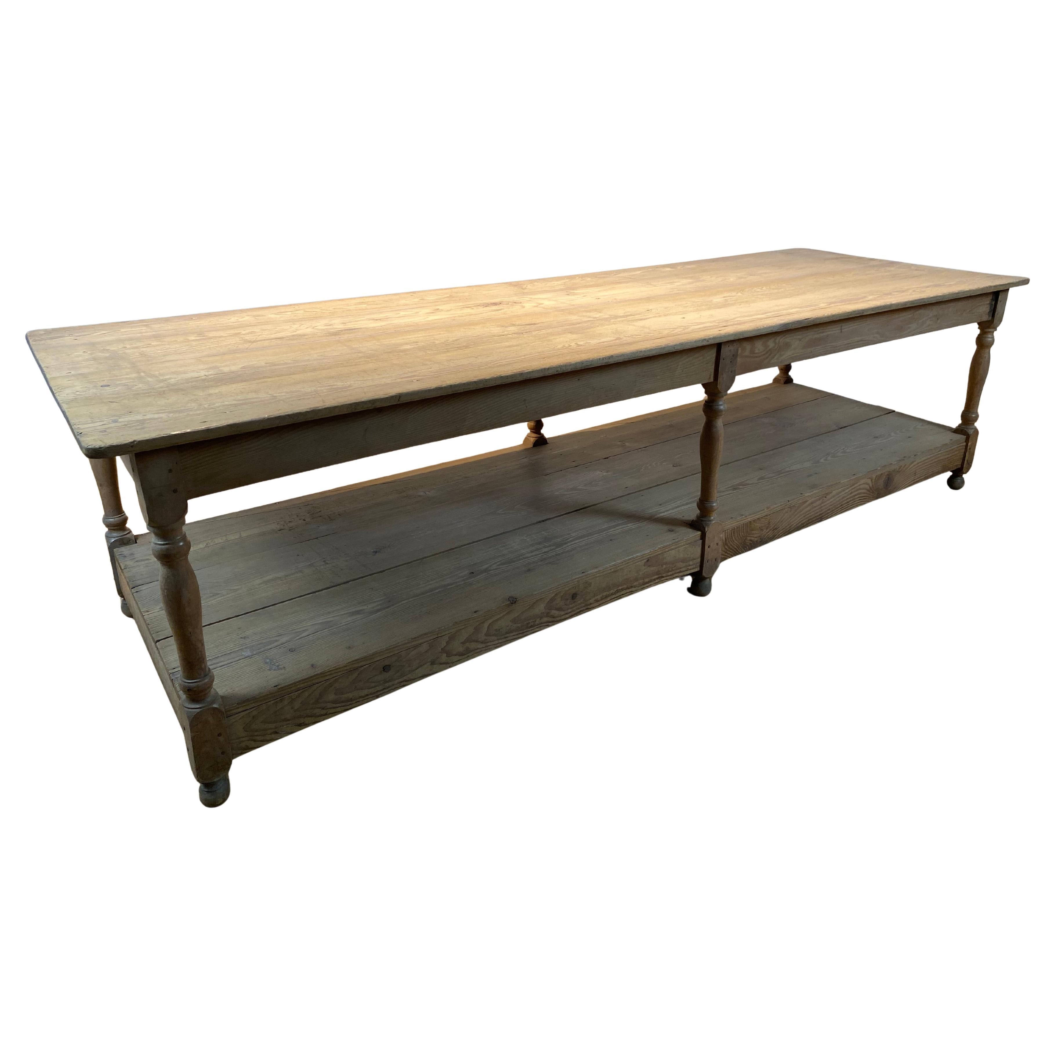 Primitiver Drapiertisch aus gebleichter Kiefer