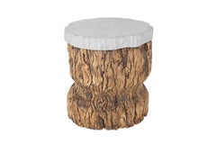 Forme primitive en bois flotté avec plateau en pierre calcaire comme table d'extrémité