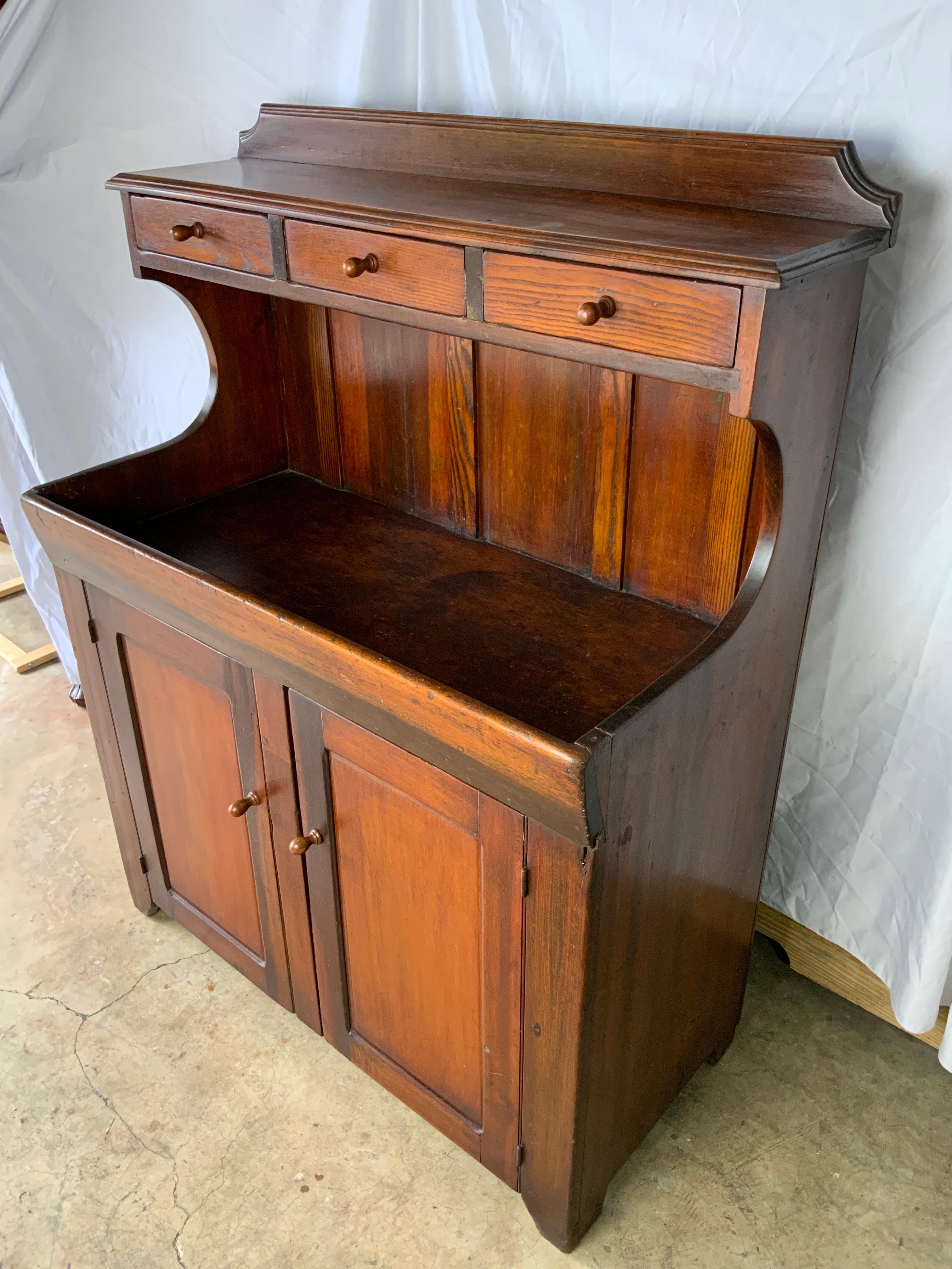 A very nice early primitive dry sink made from oak, poplar and chestnut. This piece is a great size and can fit just about anywhere. Nice old refinish with a great color and patina. large well area under three hand dovetailed small drawers and