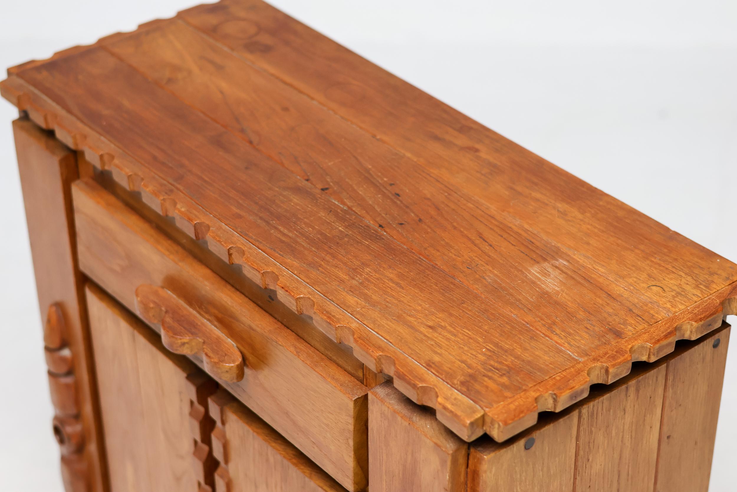 Primitiver holländischer handgeschnitzter Eichenschrank, Anfang 20. im Angebot 3