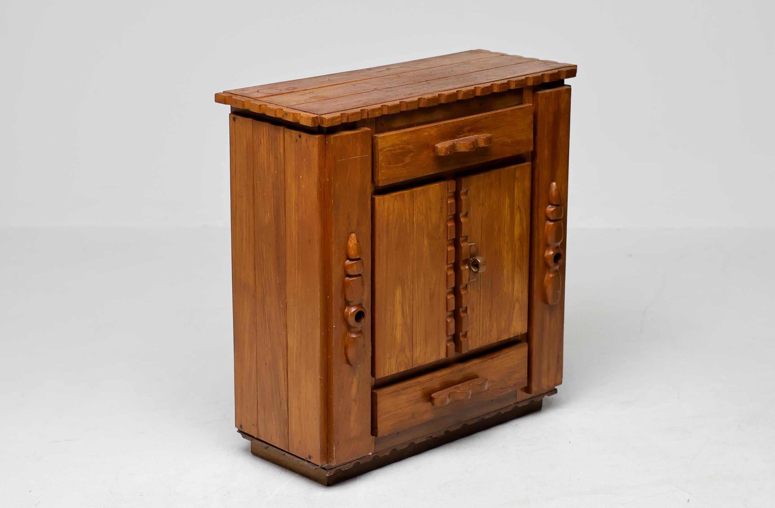 Primitiver holländischer handgeschnitzter Eichenschrank, Anfang 20. im Angebot 4