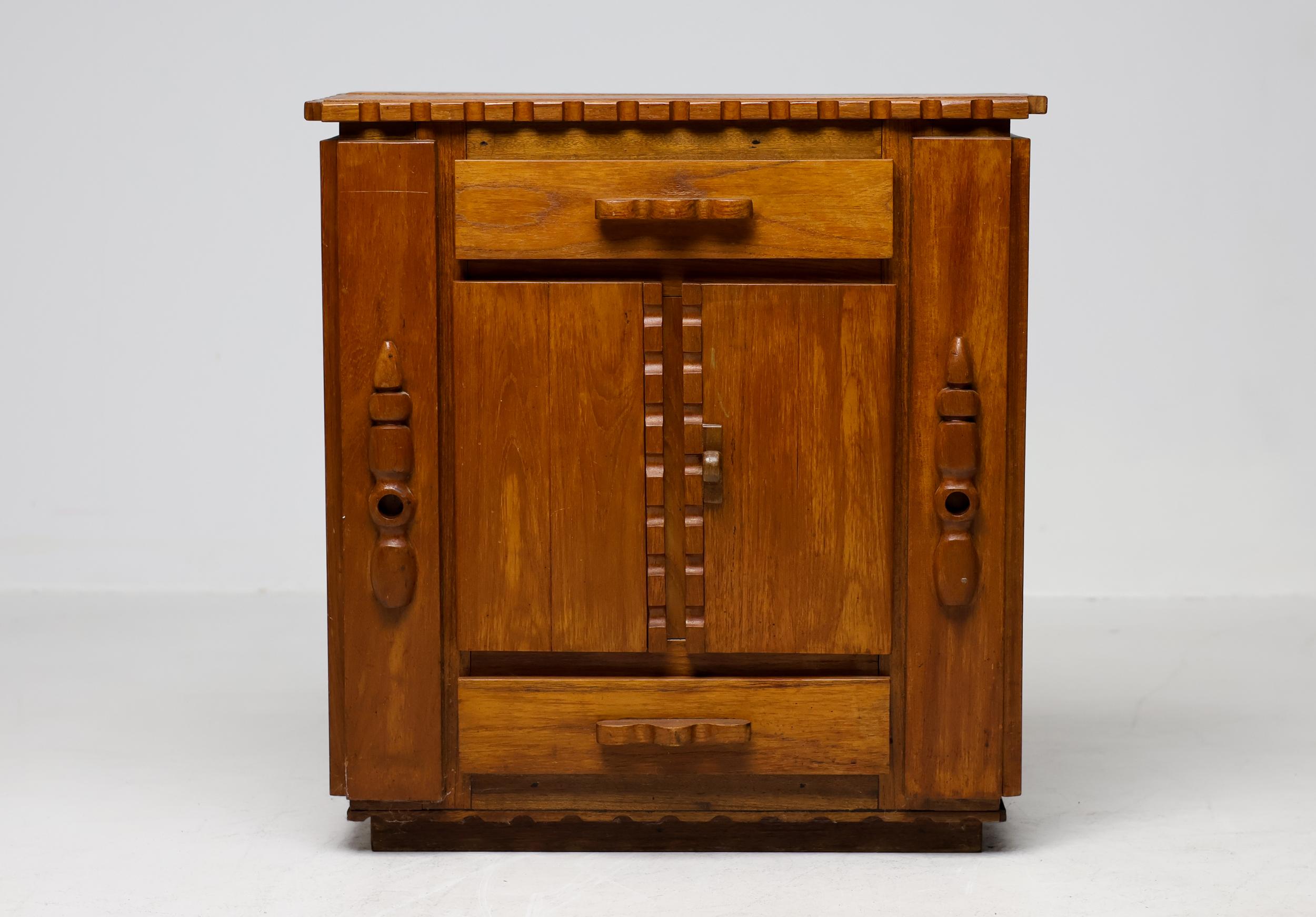 Primitiver holländischer handgeschnitzter Eichenschrank, Anfang 20. im Angebot 6