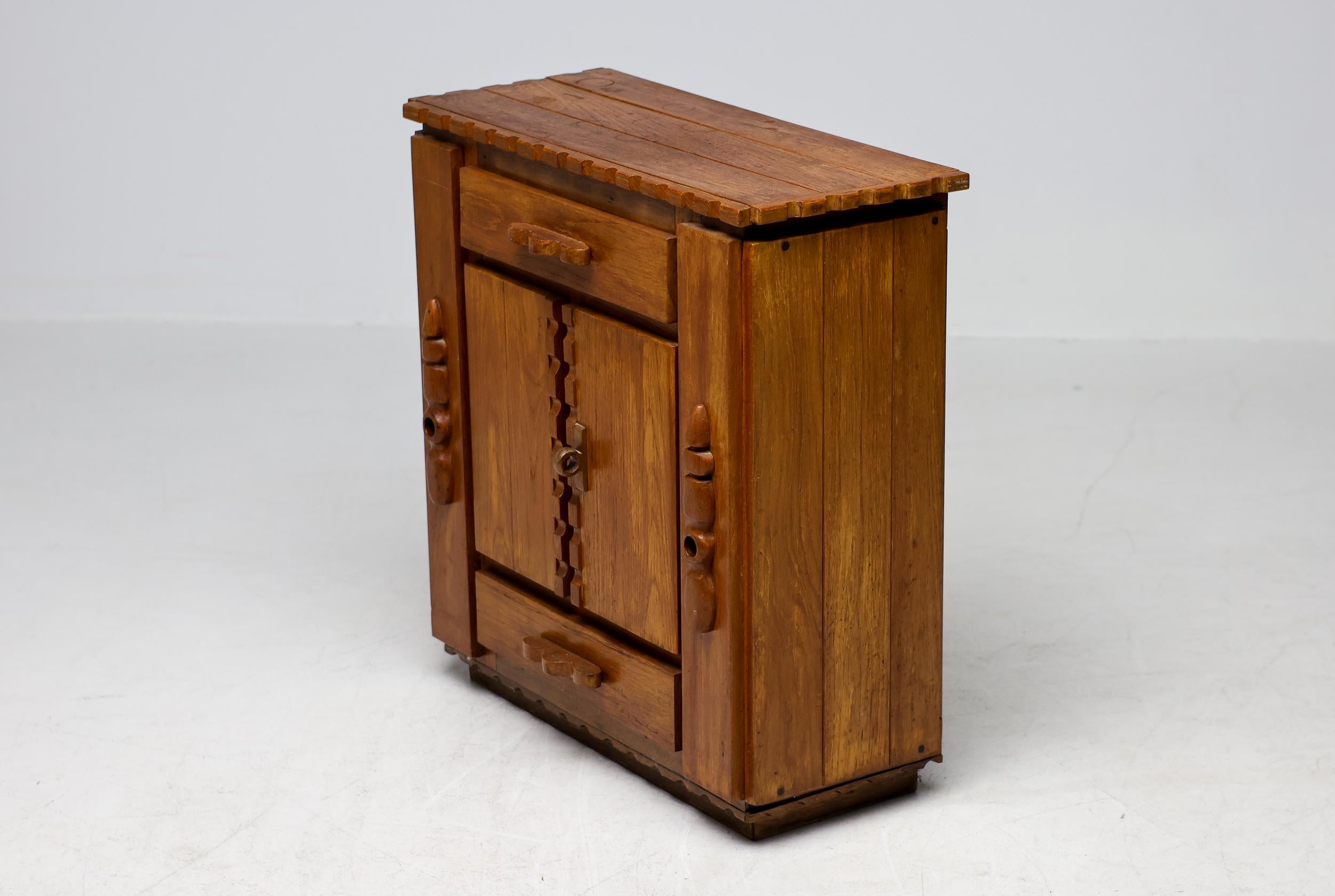 Primitiver holländischer handgeschnitzter Eichenschrank, Anfang 20.

Ein gefühlvoller und stabiler kleiner Eichenschrank, handgeschnitzt in den Niederlanden um 1900-1920. Dieses rustikale Stück zeigt die ehrlichen Spuren von Handwerkszeug und Zeit,