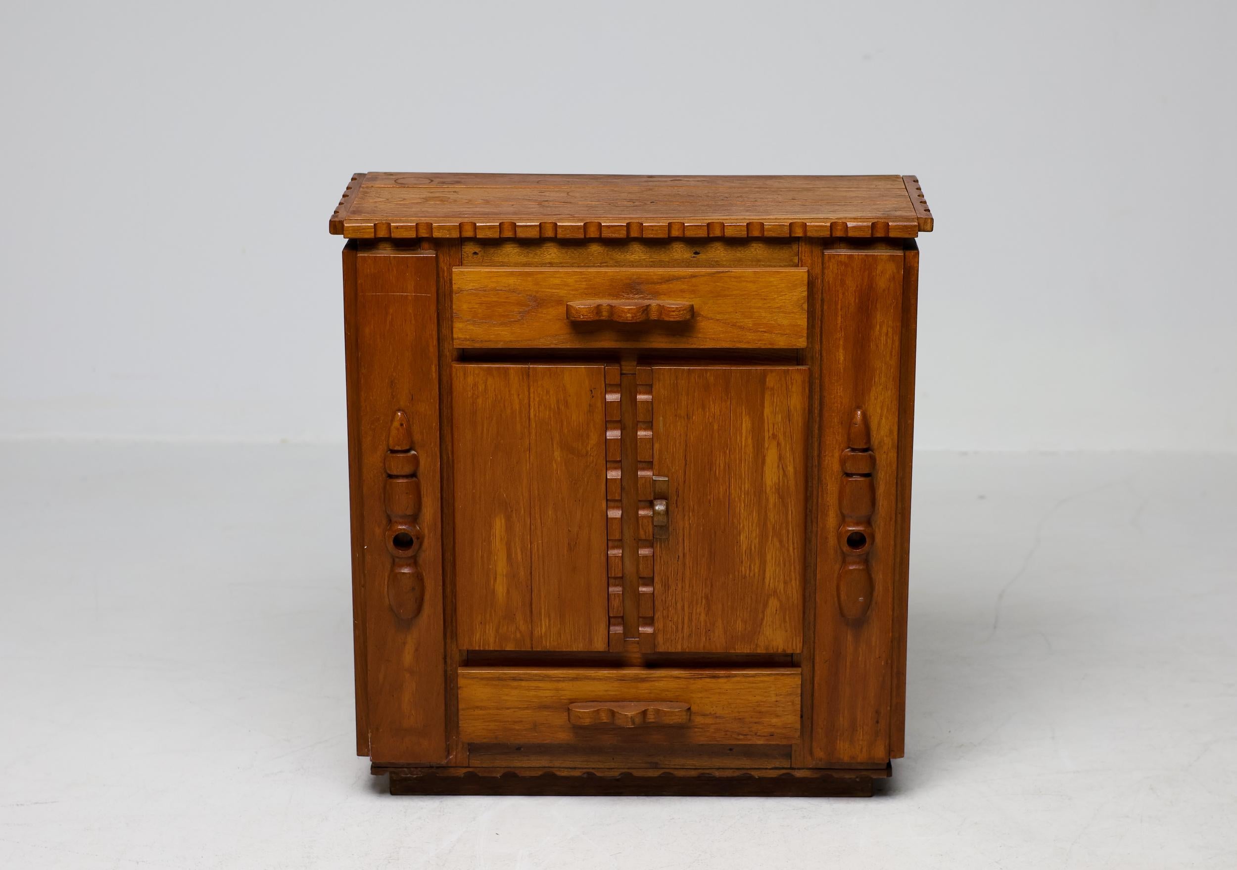 Primitiver holländischer handgeschnitzter Eichenschrank, Anfang 20. (Niederländisch) im Angebot