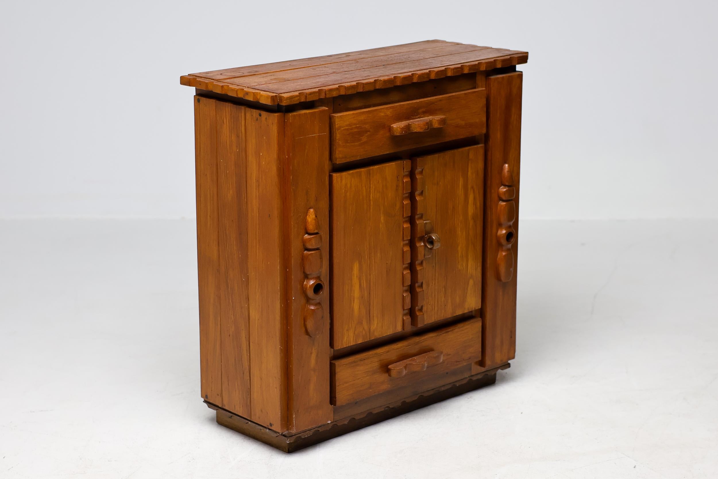 Primitiver holländischer handgeschnitzter Eichenschrank, Anfang 20. im Zustand „Gut“ im Angebot in Dronten, NL