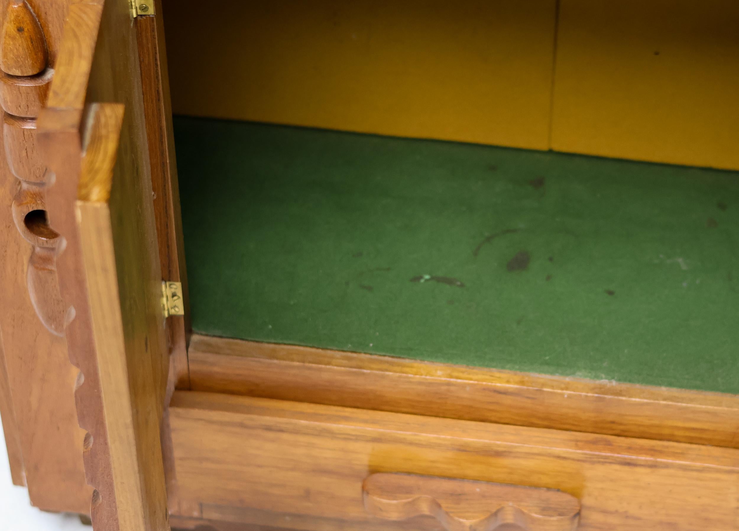 Primitiver holländischer handgeschnitzter Eichenschrank, Anfang 20. (20. Jahrhundert) im Angebot
