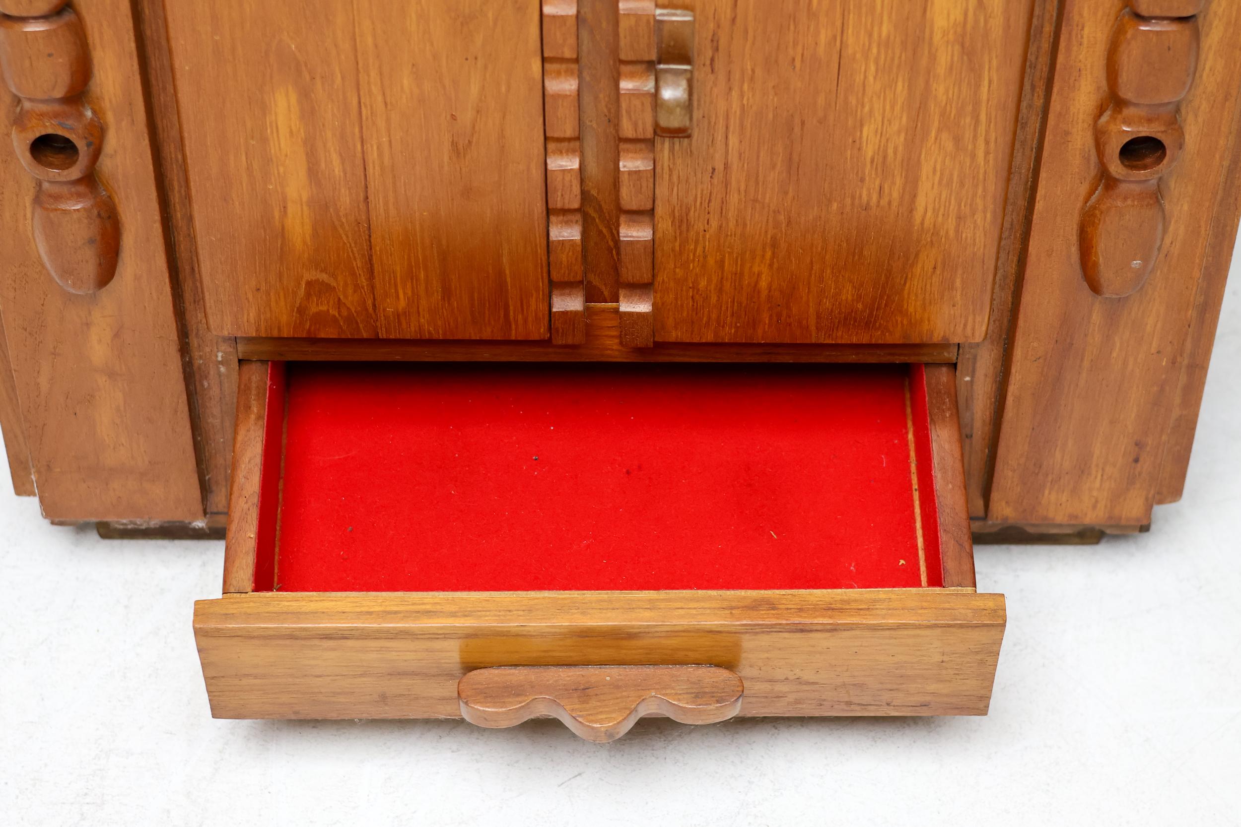 Primitiver holländischer handgeschnitzter Eichenschrank, Anfang 20. (Eichenholz) im Angebot